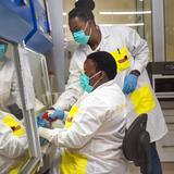 Médicos de Sudáfrica señalan que la variante ómicron es más leve que delta