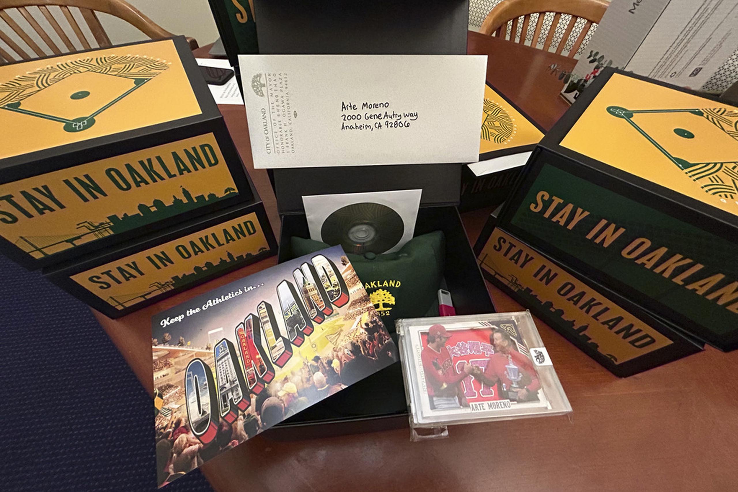 Al menos la mitad de los dueños recibieron cajas especiales con el mensaje “Stay in Oakland” que enviaron los aficionados.