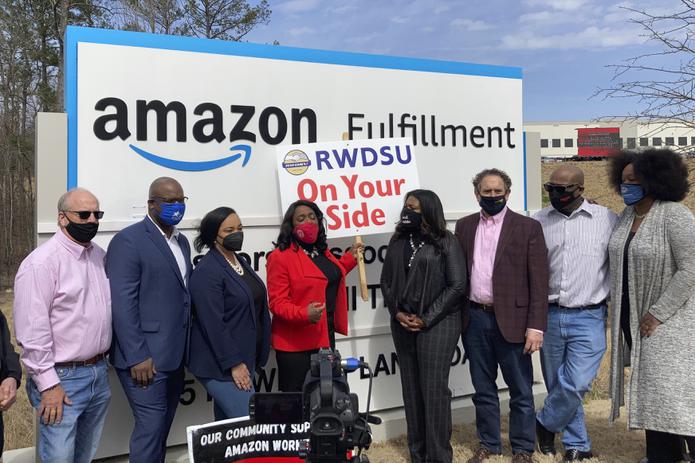 Congresistas demócratas se reúnen con representantes del Sindicato de Minoristas, Mayoristas y Tiendas Departamentales afuera de un centro de distribución de Amazon en Bessemer, Alabama.