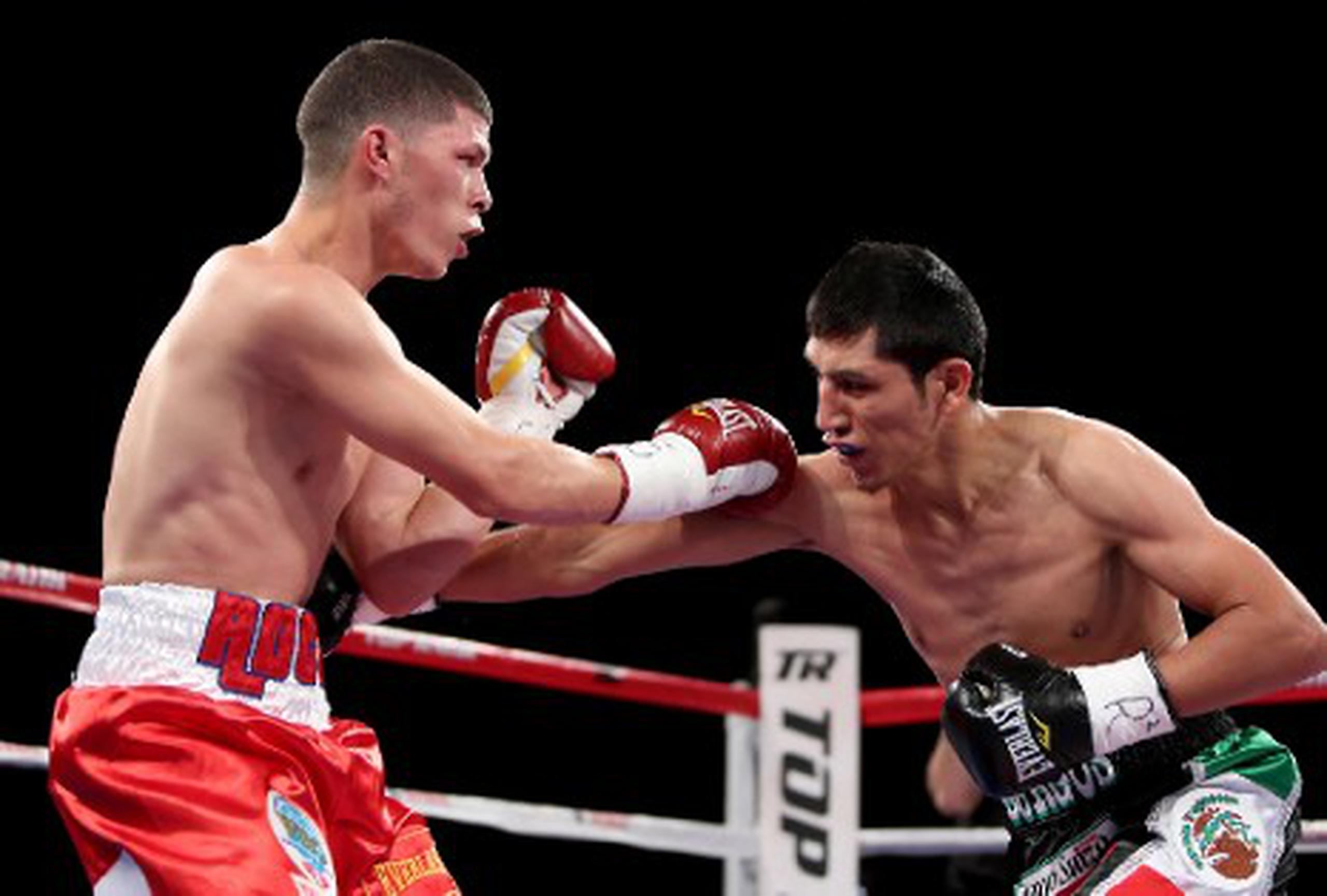 Juan Carlos Burgos intenta conectarle una derecha al boricua Román “Rocky” Martínez durante su combate del sábado.  (Suministrada / PR Best Boxing / Joel Colón)