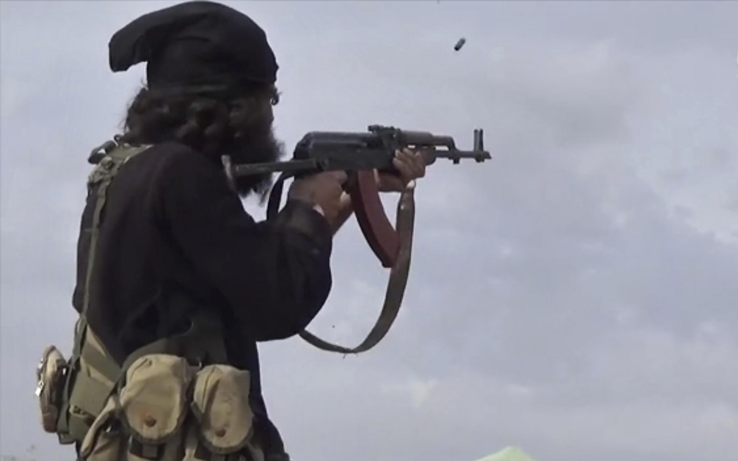 Un combatiente de ISIS dispara su arma durante choques con las Fuerzas Democráticas Sirias.