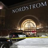 Asesinan a joven en medio de tiroteo en el centro comercial más grande de EE.UU. 