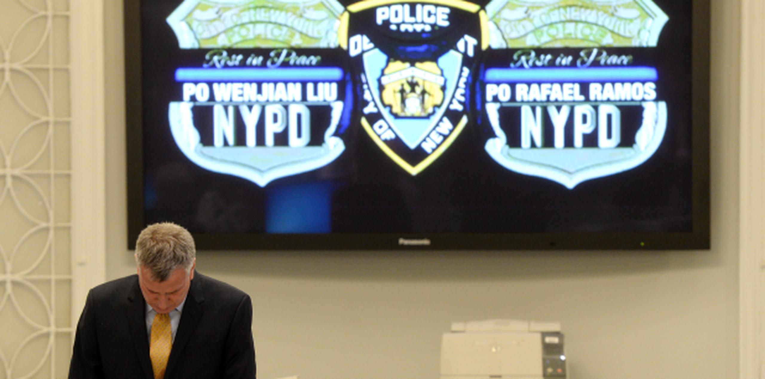 El alcalde de Nueva York, Bill de Blasio, participa en un momento de silencio en memoria de los dos policías asesinados, durante una ceremonia en Nueva York. (EFE)