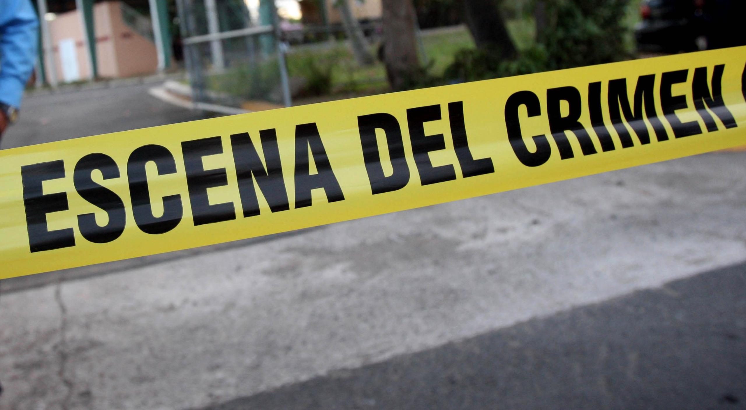 Agentes de la división de Homicidios del CIC de Vega Baja junto al fiscal de turno se encuentran en la escena investigando.