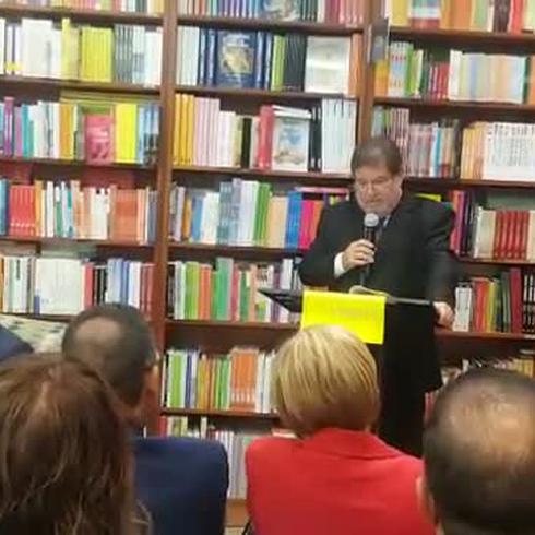 Víctor García San Inocencio presenta libro de Pedro Rosselló