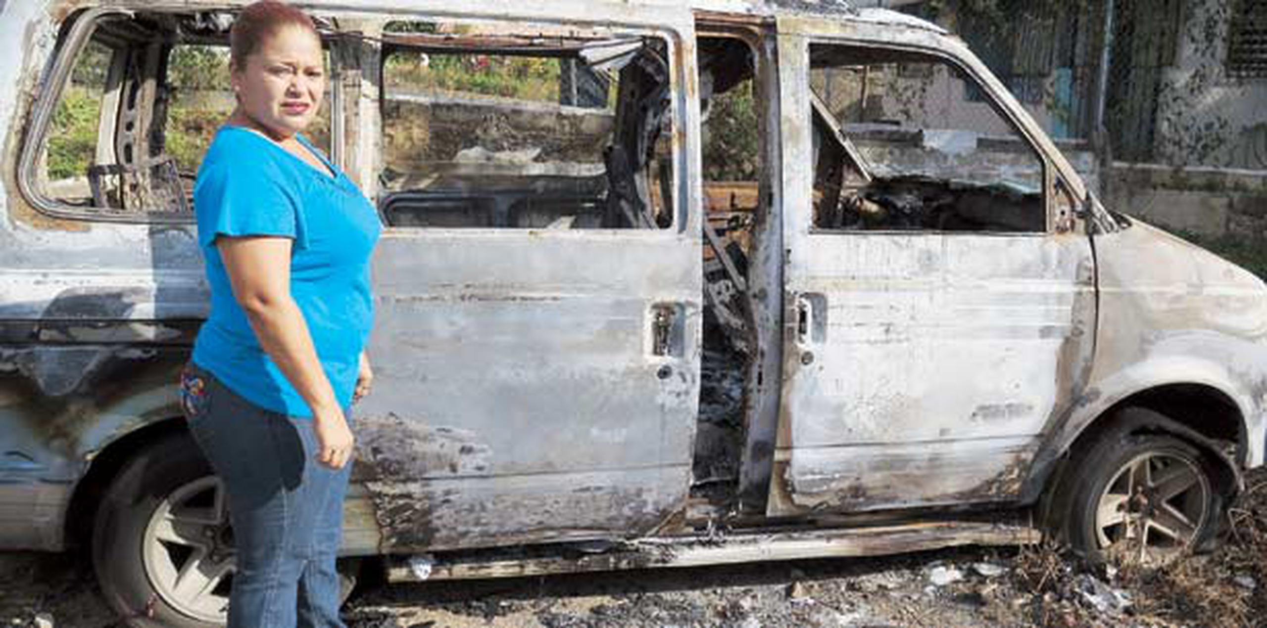A Lydia Santiago Cuevas le quemaron su guagua van valorada en $1,500. (daileen.rodriguez@gfrmedia.com)