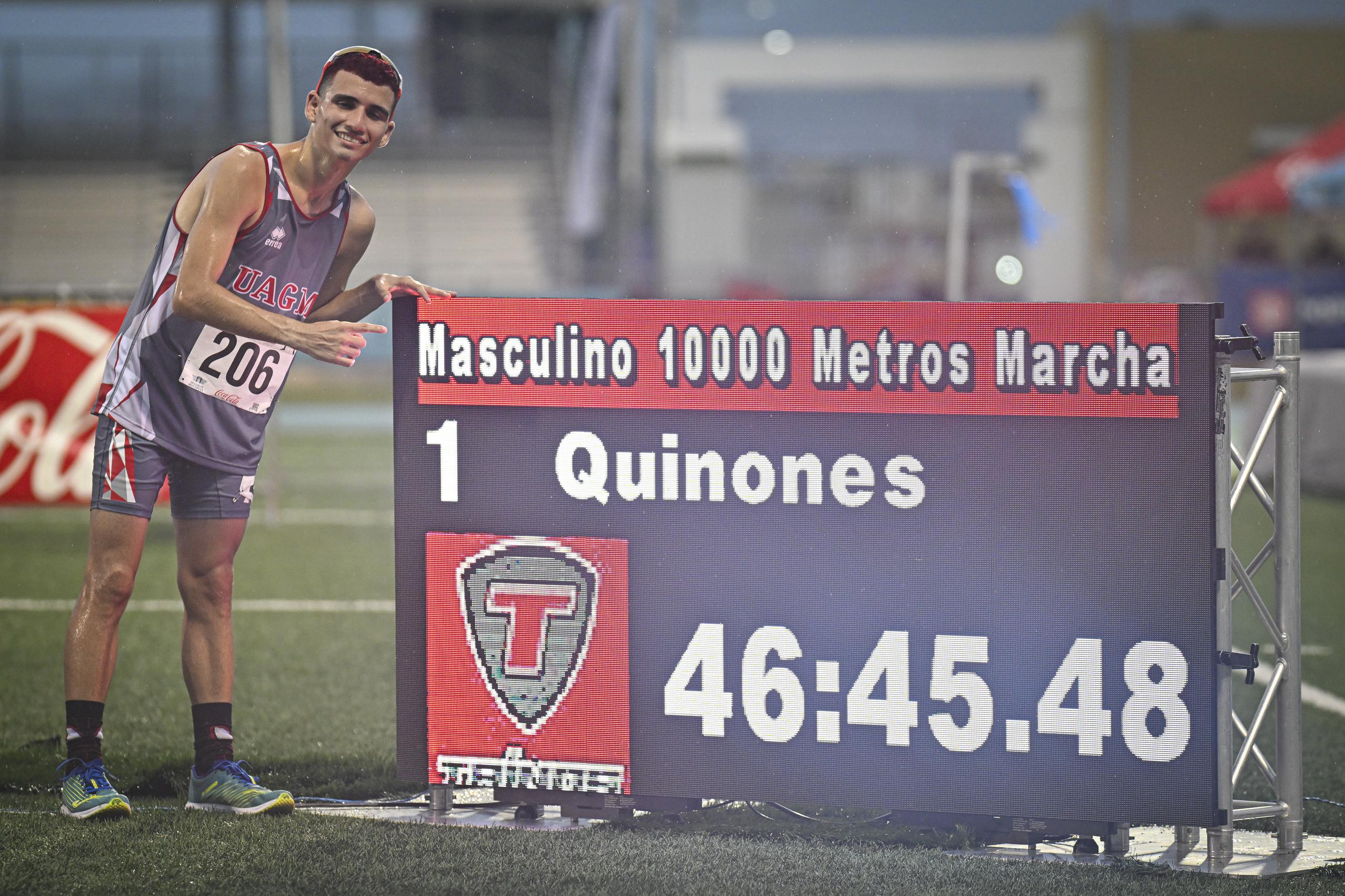 Sebastían Quiñones estableció la primera marca para las Justas de Atletismo de la Liga Atlética Interuniversitaria 2024 cuando en los 10,000 metros marcha.