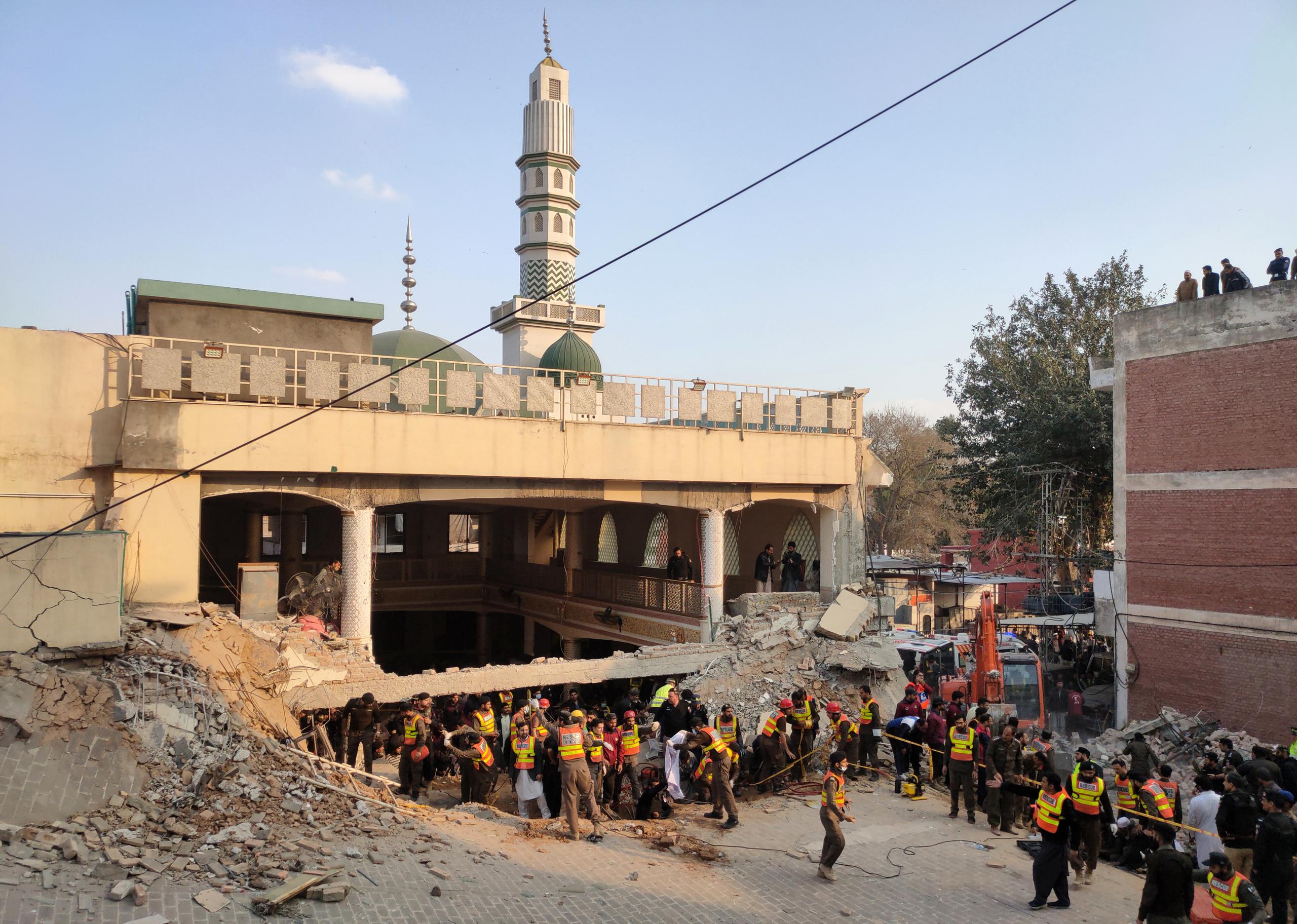 Trabajadores de los servicios de emergencia buscan posibles victimas entre los escombros de una mezquita de Peshawar tras un atentado suicida. EFE/EPA/Bilawal Arbab

