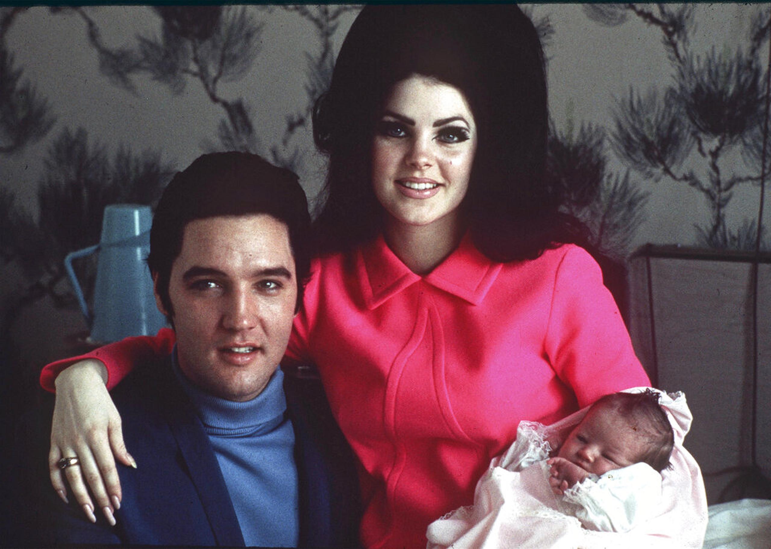 Elvis Presley, su esposa Priscilla y su hija Lisa Marie en 1968.