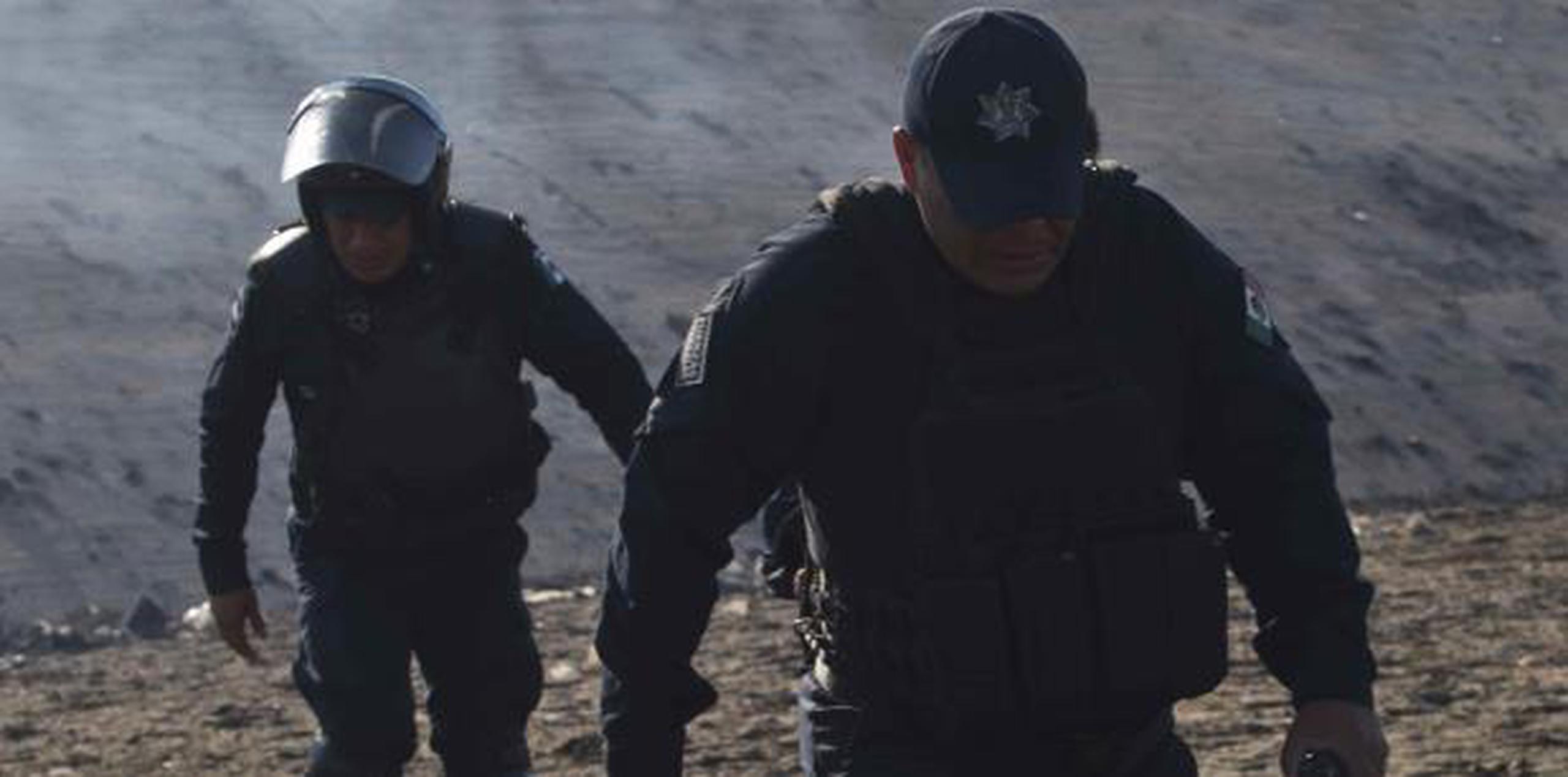 La fiscal general del estado, Marisela Gómez Cobos, dijo que los atacantes viajaban en tres vehículos y que atacaron a la patrulla de la policía cerca de una autopista en la localidad de La Huerta.  (AP)

