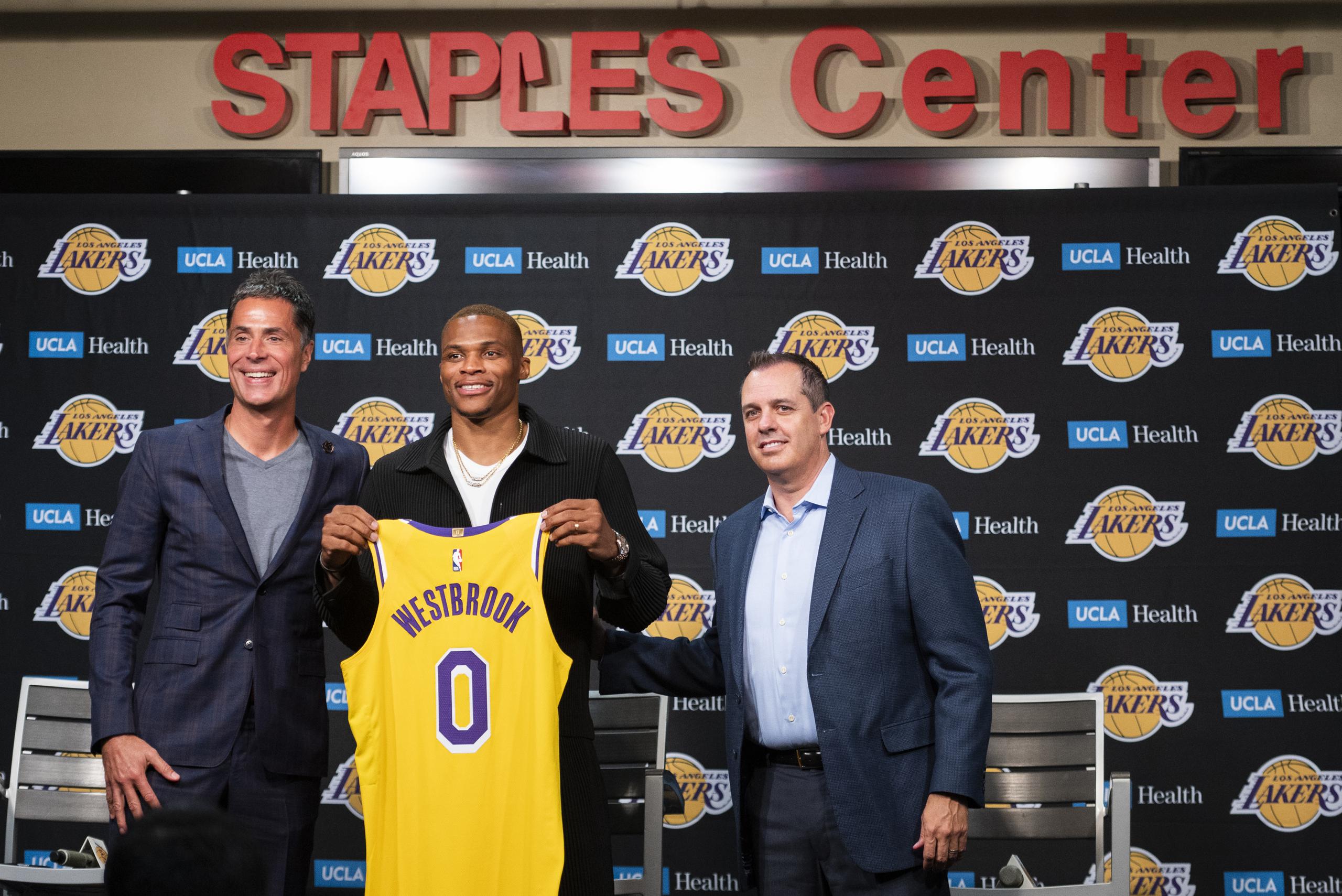 El gerente general de los Lakers de Los Ángeles Rob Pelinka, el base Russell Westbrook, y el coach Frank Vogel posan para una foto durante la conferencia de prensa de presentación de Westbrook con el equipo ayer.