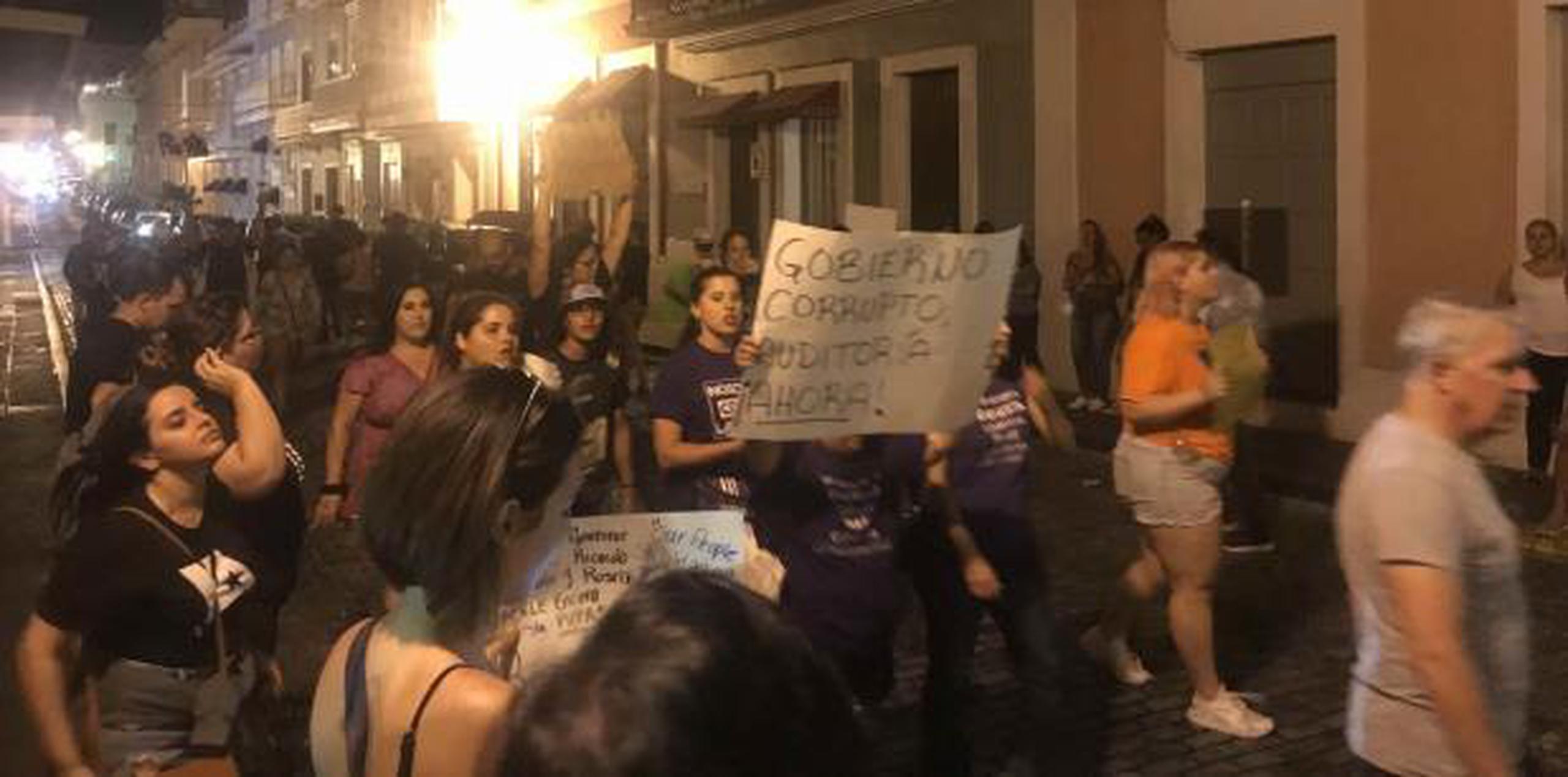 Los manifestantes presentes le pidieron la dimisión a Rosselló con consignas que incluyen palabras como “corrupto”, “misógino” y “macharrán”. (josekarlo.pagan@gfrmedia.com)