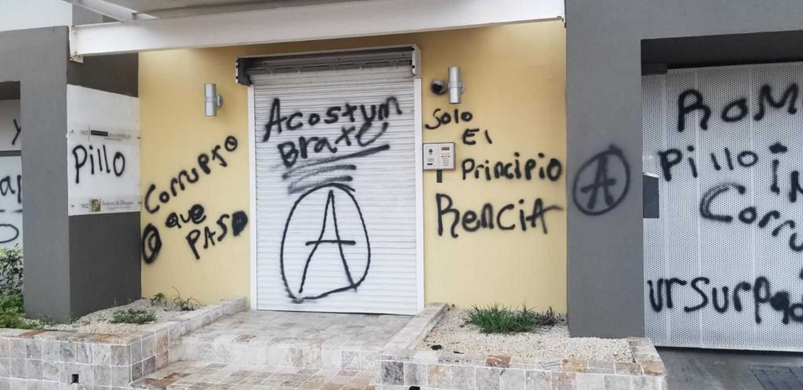 El antiguo comité de campaña del alcalde de San Juan, Miguel Romero, fue vandalizado con mensajes que fueron pintados con aerosol por un individuo que fue arrestado.