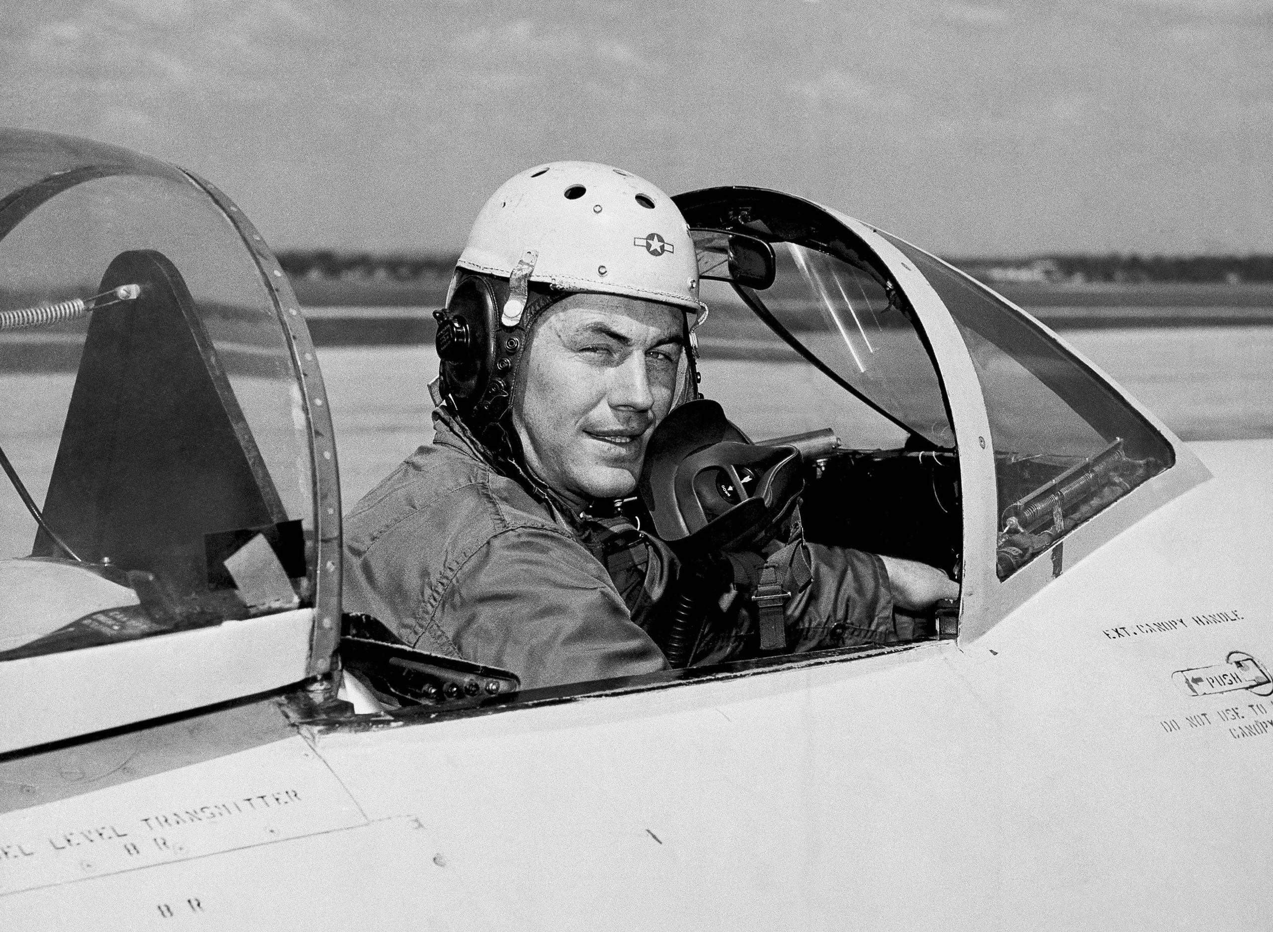 Nacido en un pequeño poblado en las colinas de Virginia Occidental, Yeager pilotó durante más de 60 años, lo que incluyó pilotar un X-15 a casi 1,000 millas por hora en octubre de 2002, a los 79 años.