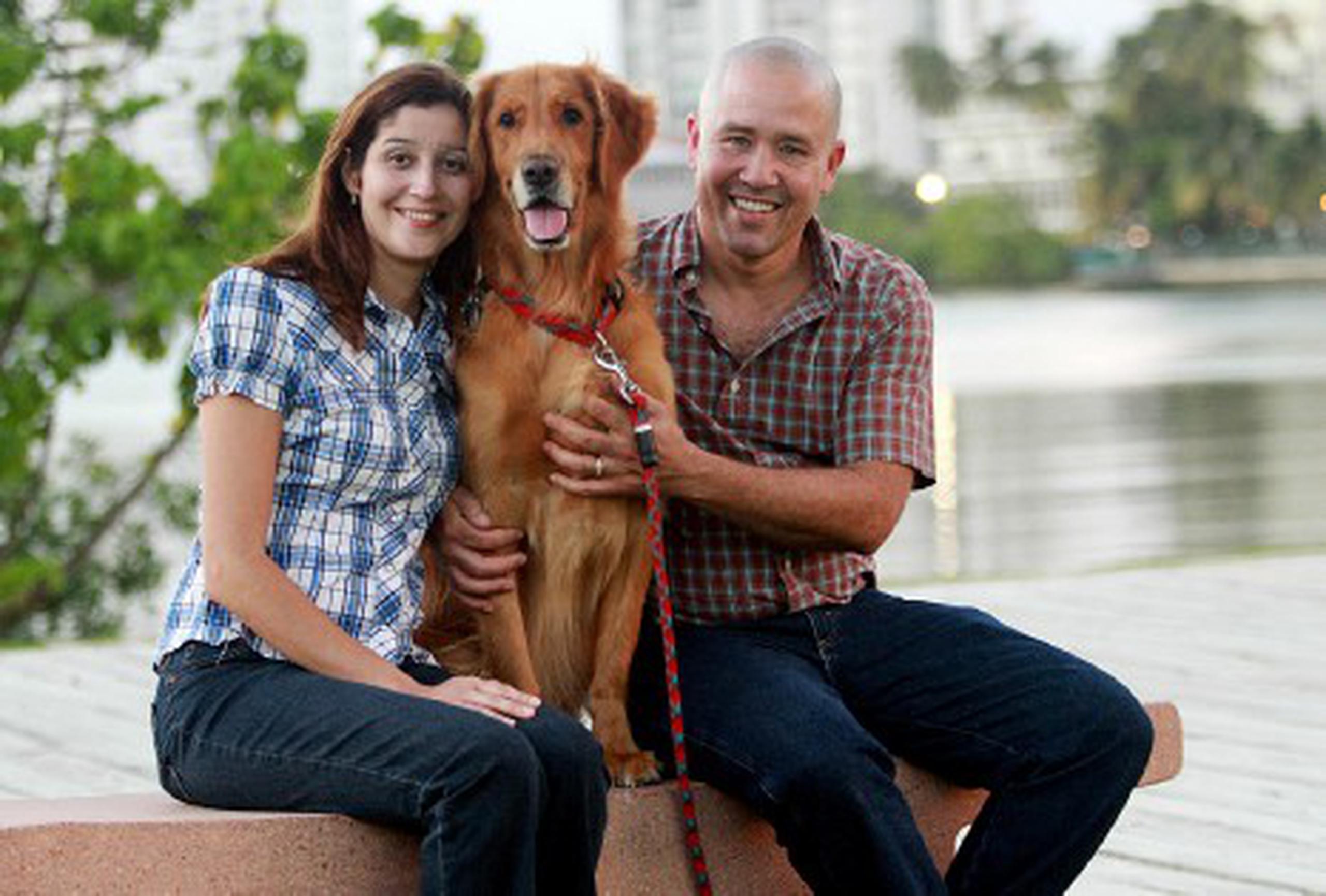 Damaris y Freddie Guindín, con su mascota Shaggy, se mudaron de Puerto Rico a Estados Unidos, donde han viajado por cerca de nueve estados, siempre en compañía de su querido animalito.