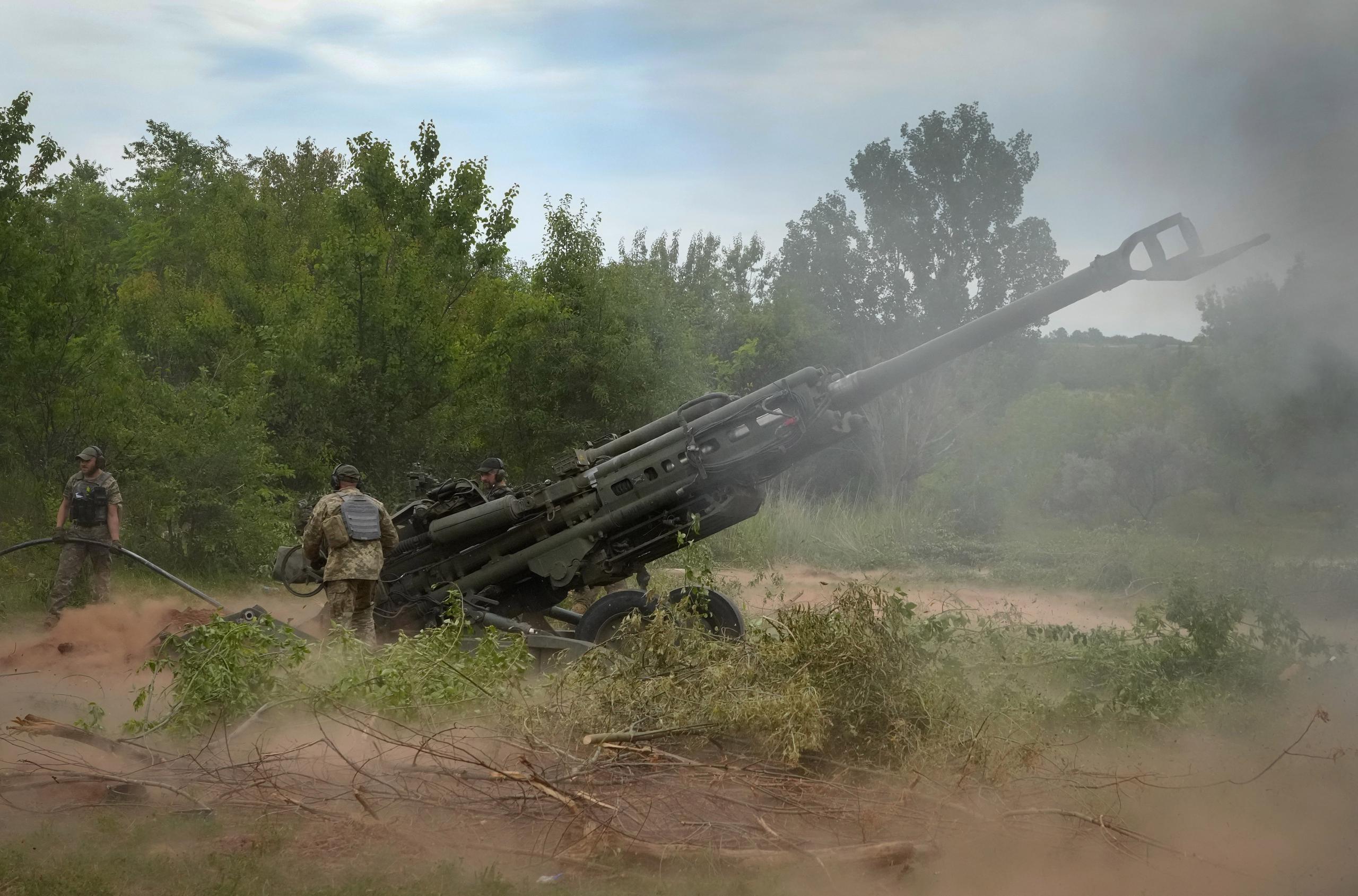Soldados ucrainianos disparan contra posiciones rusas en la región de Donetsk.