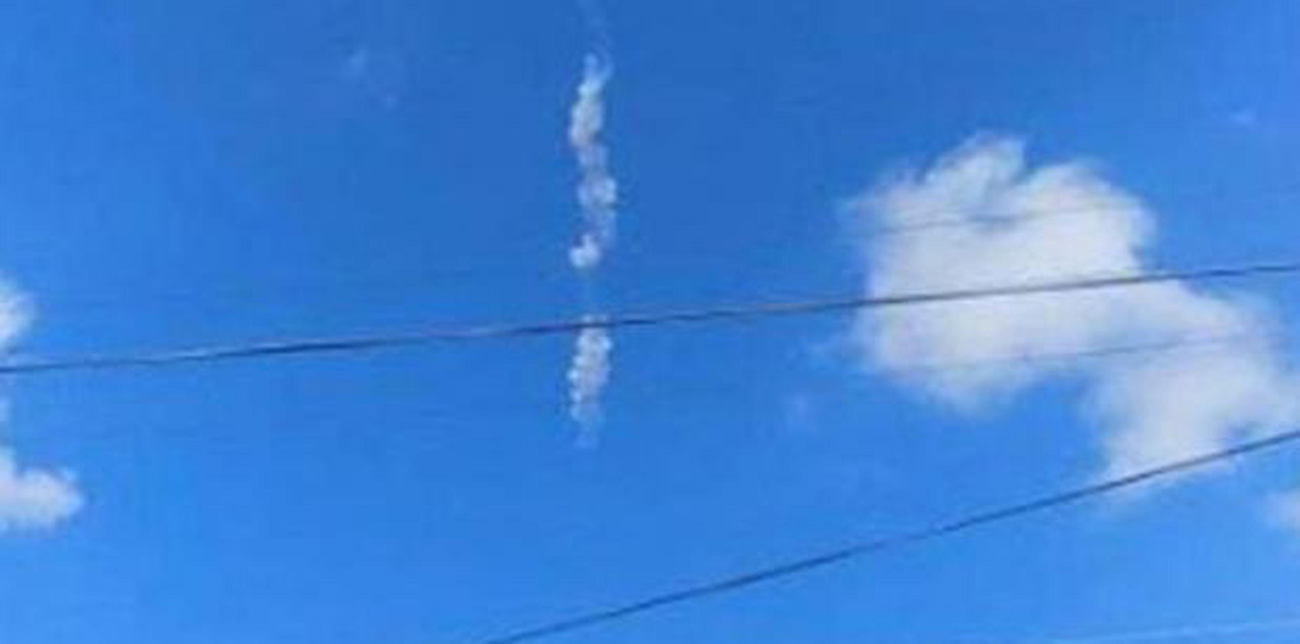 Las imágenes mostraban un extenso rastro de humo en el cielo. (Twitter)
