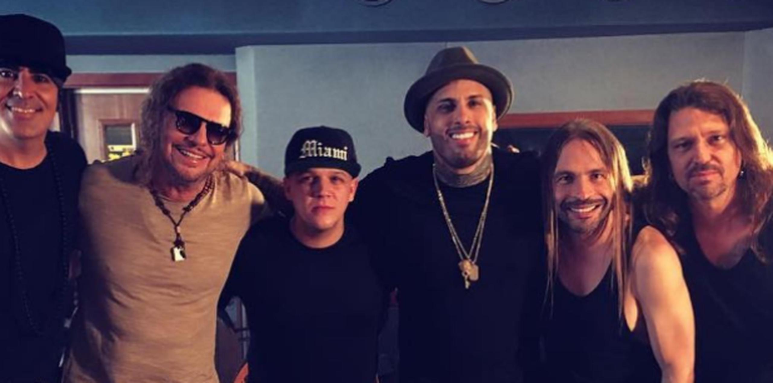 Nicky Jam junto a integrantes de la banda de rock Maná. (Instagram)