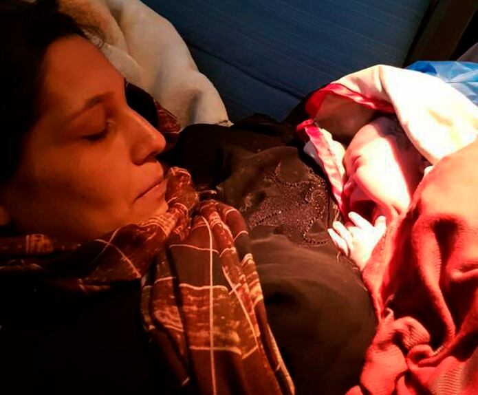 Soman Noori, una madre afgana de 26 años, sostiene a su bebé Havva, que se traduce como Eva en español, durante un vuelo entre Dubai y Birmingham, Reino Unido.