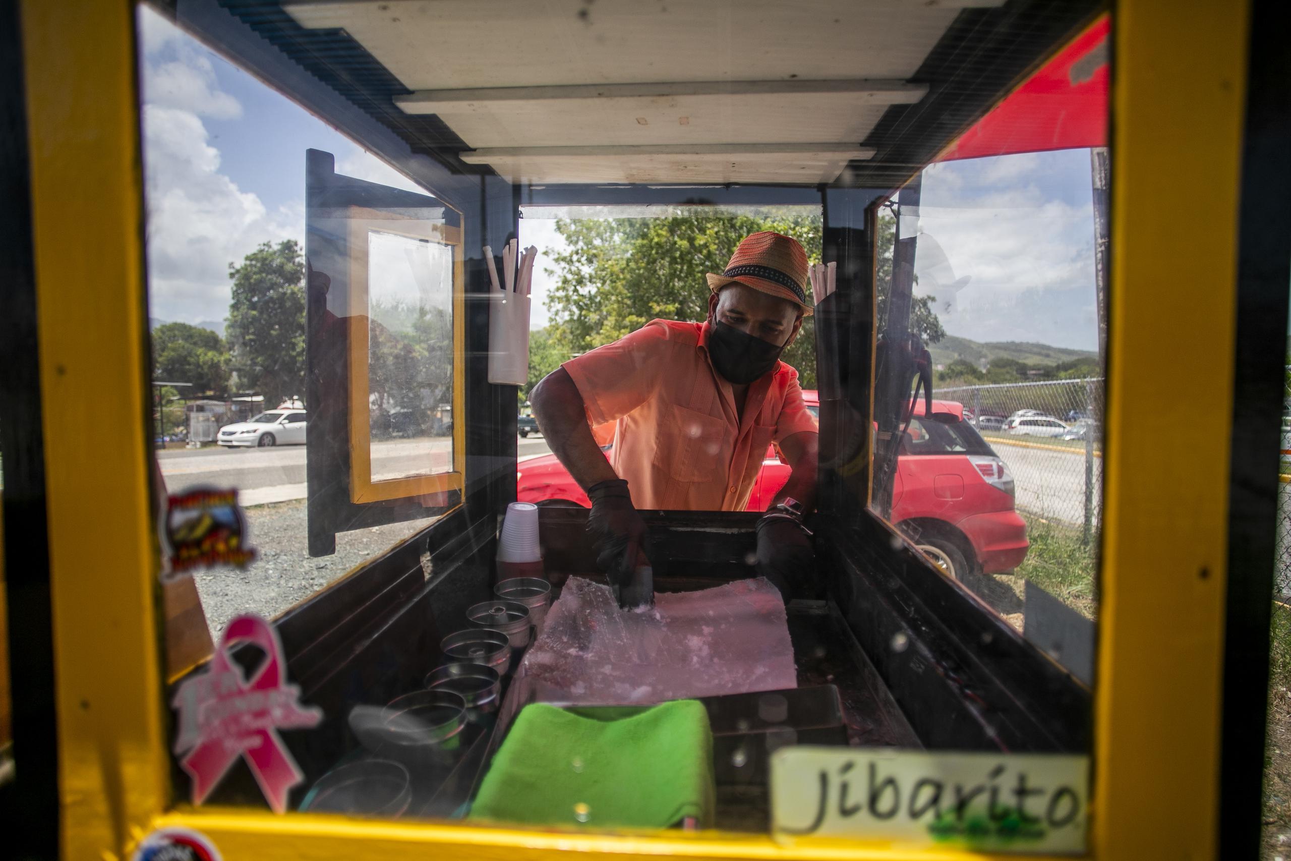 El carrito ha calado tanto en Yauco y atrae tanta gente, que otros empresarios lo llaman para que lleve sus piraguas hasta sus comercios.