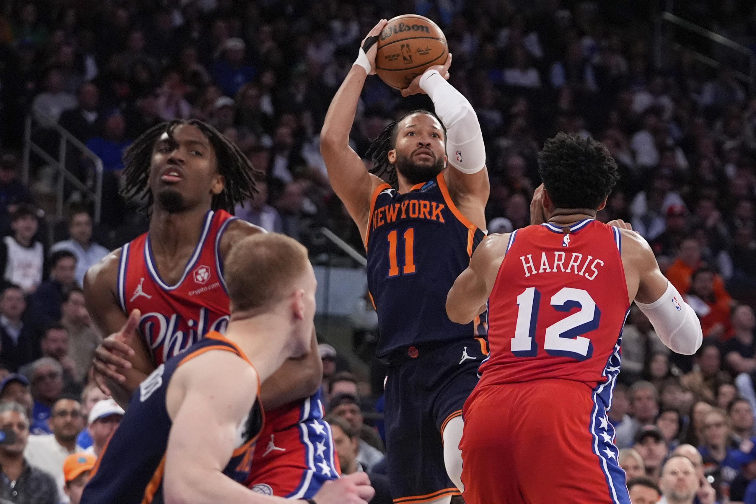 Jalen Brunson (11), de los Knicks de Nueva York, tira sobre Tobias Harris (12), de los 76ers de Filadelfia, durante la segunda  mitad del Juego 2 de la serie de primera ronda de playoffs de baloncesto de la NBA.