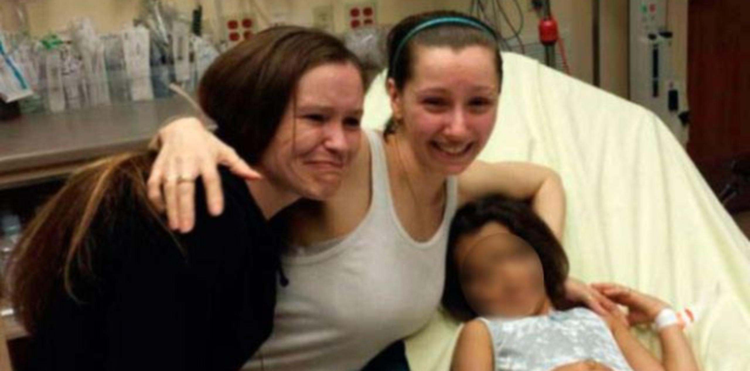 Amanda Berry (centro) y su hermana  posan junto a la pequeña Jocelyn en el hospital luego del rescate el lunes pasado. (AP / Family Handout / Cortesía de WOIO-TV)