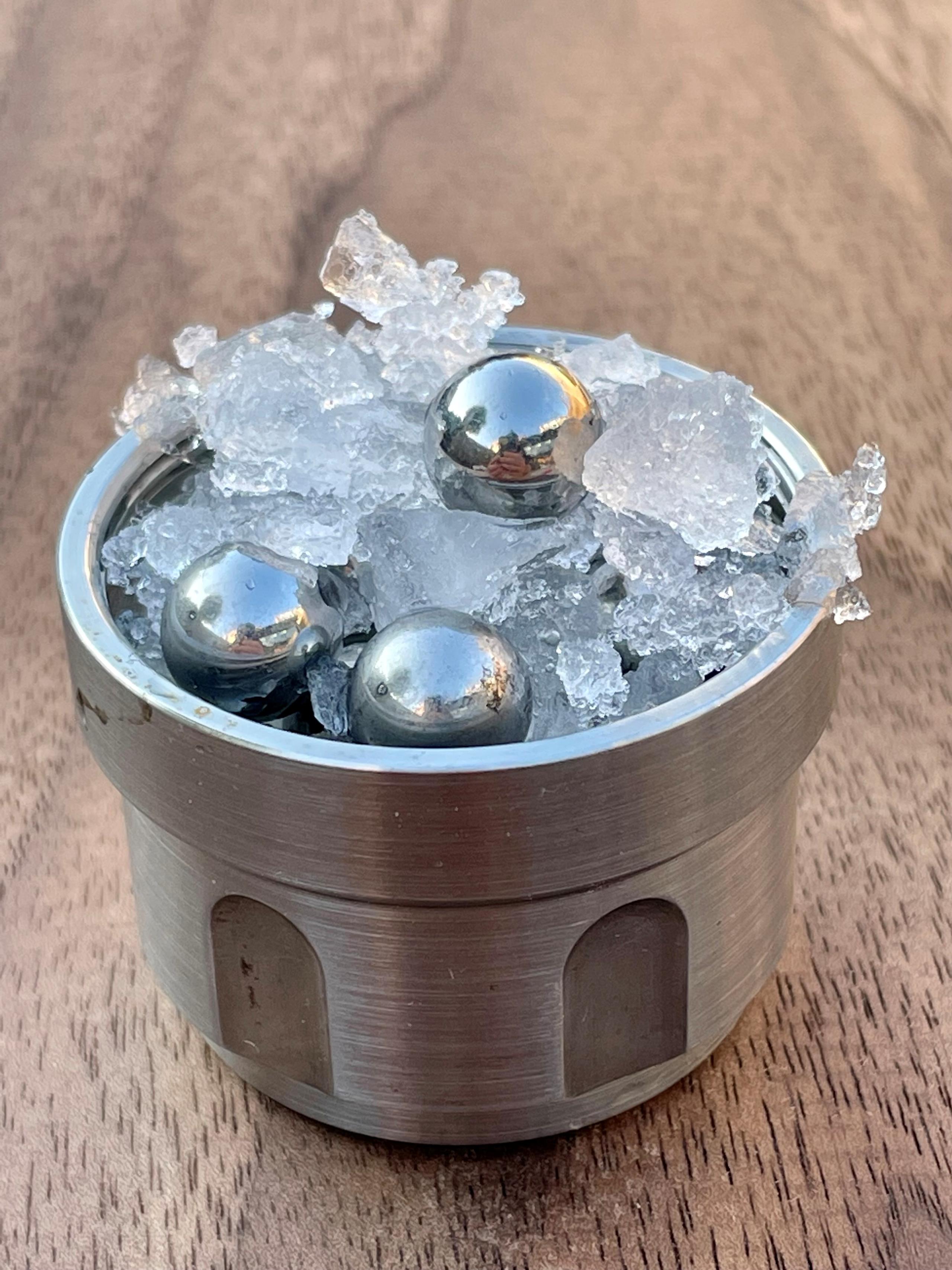 Un recipiente  a -200 grados y unas bolas de acero para fresar el hielo normal son parte del equipo usado para lograr el MDA. EFE/Christoph Salzmann/UCL/ SOLO USO EDITORIAL
