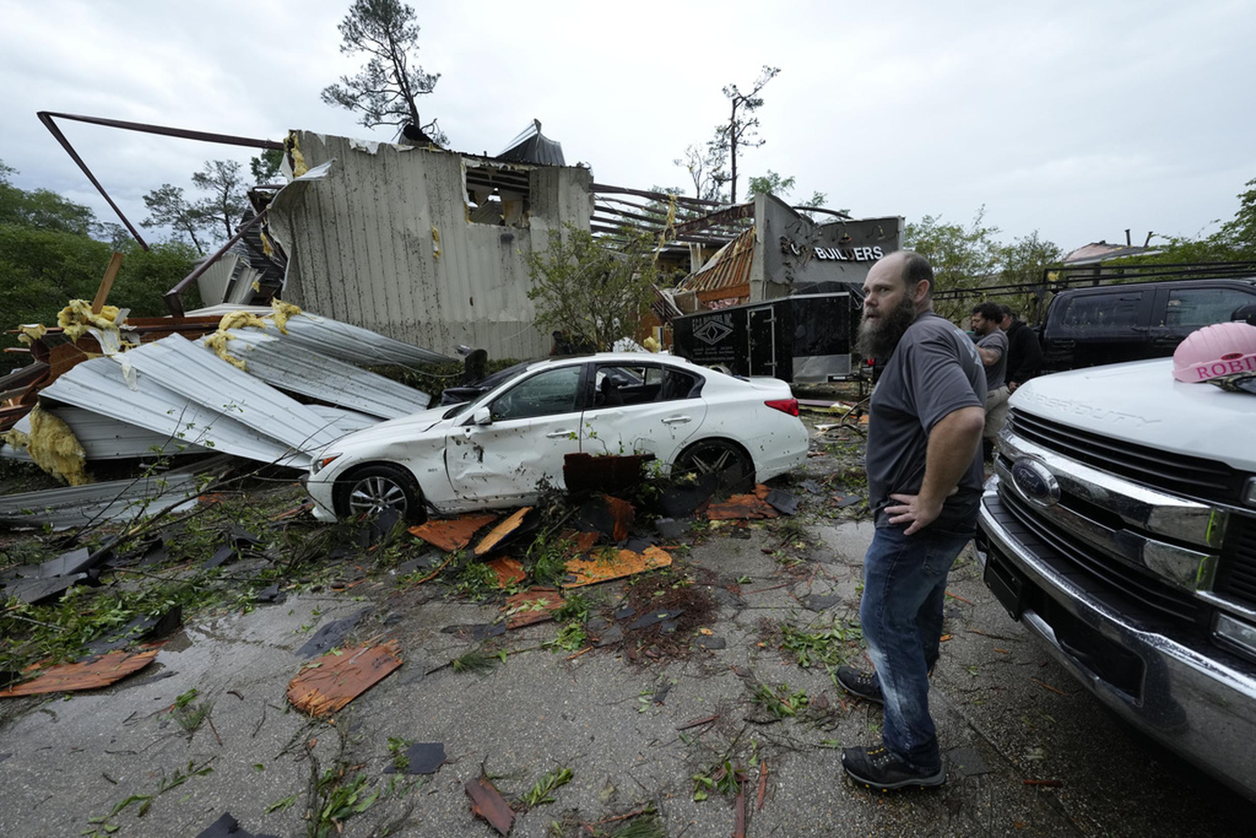 Un edificio gravemente dañado de E.C.O. Builders, tras las severas tormentas que azotaron la región en Slidell, Luisiana, el 10 de abril de 2024.