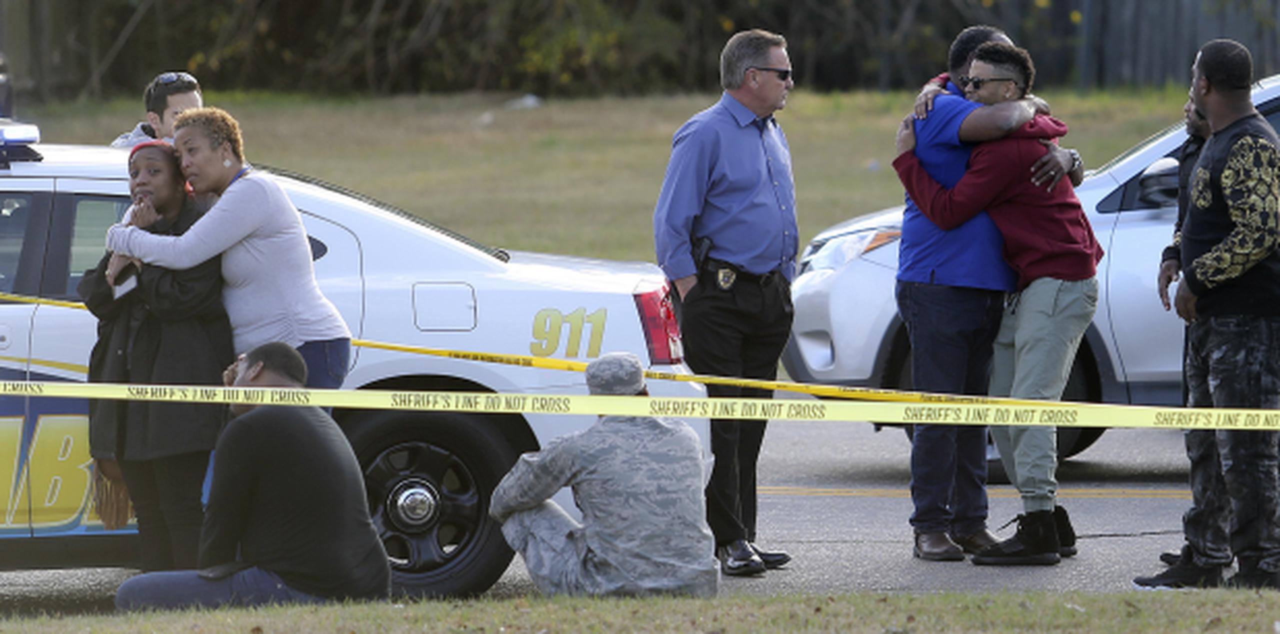 Familiares y amigos se reúnen en la escena del crimen el pasado 2 de diciembre. (AP / Michael DeMocker, NOLA.com / The Times-Picayune)