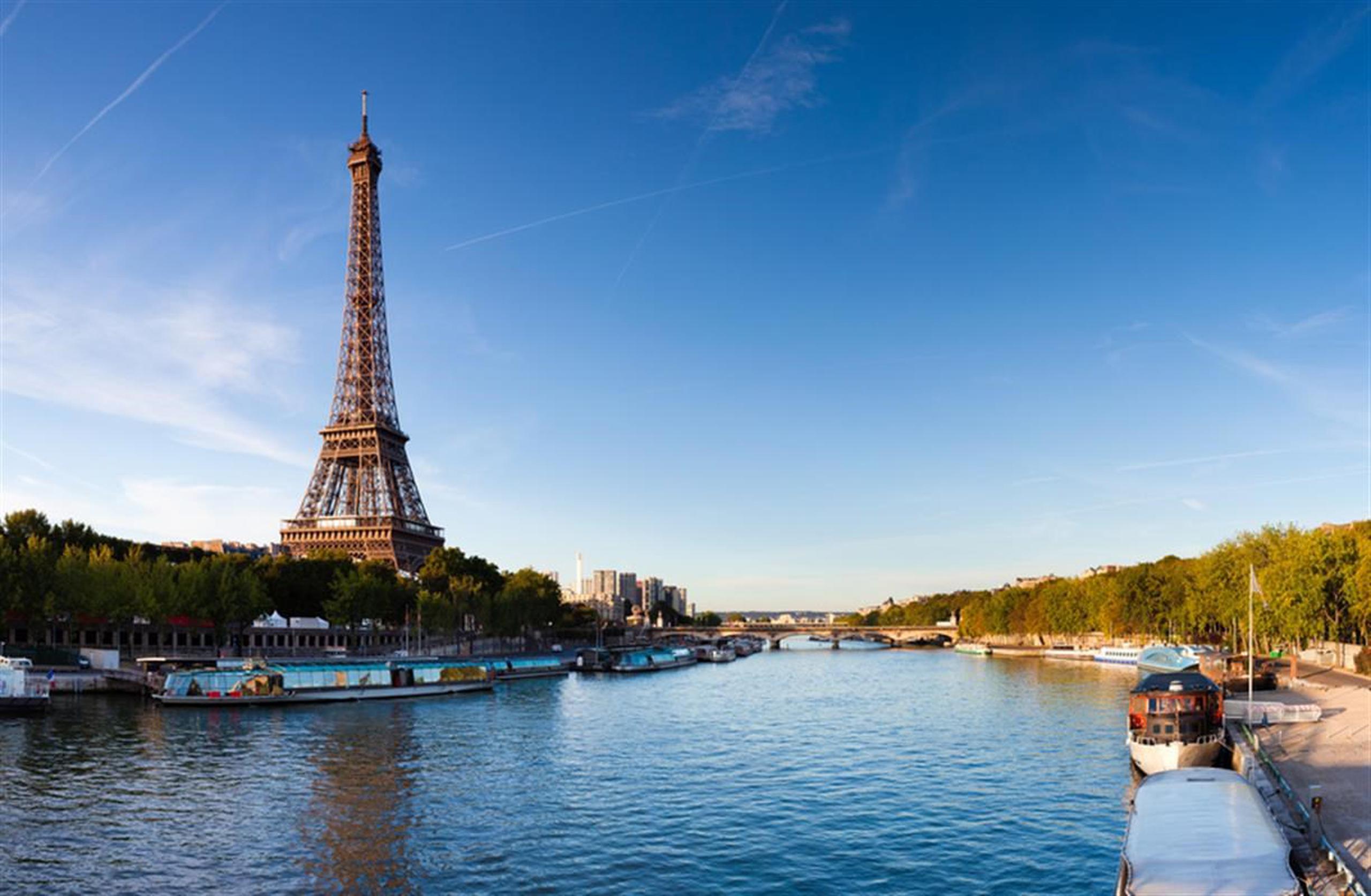 Es recomendable comenzar el día de visitas en la Torre Eiffel, una de las atracciones más visitadas que, en 2016 rompió su récord de visitantes al recibir más de siete millones de personas.