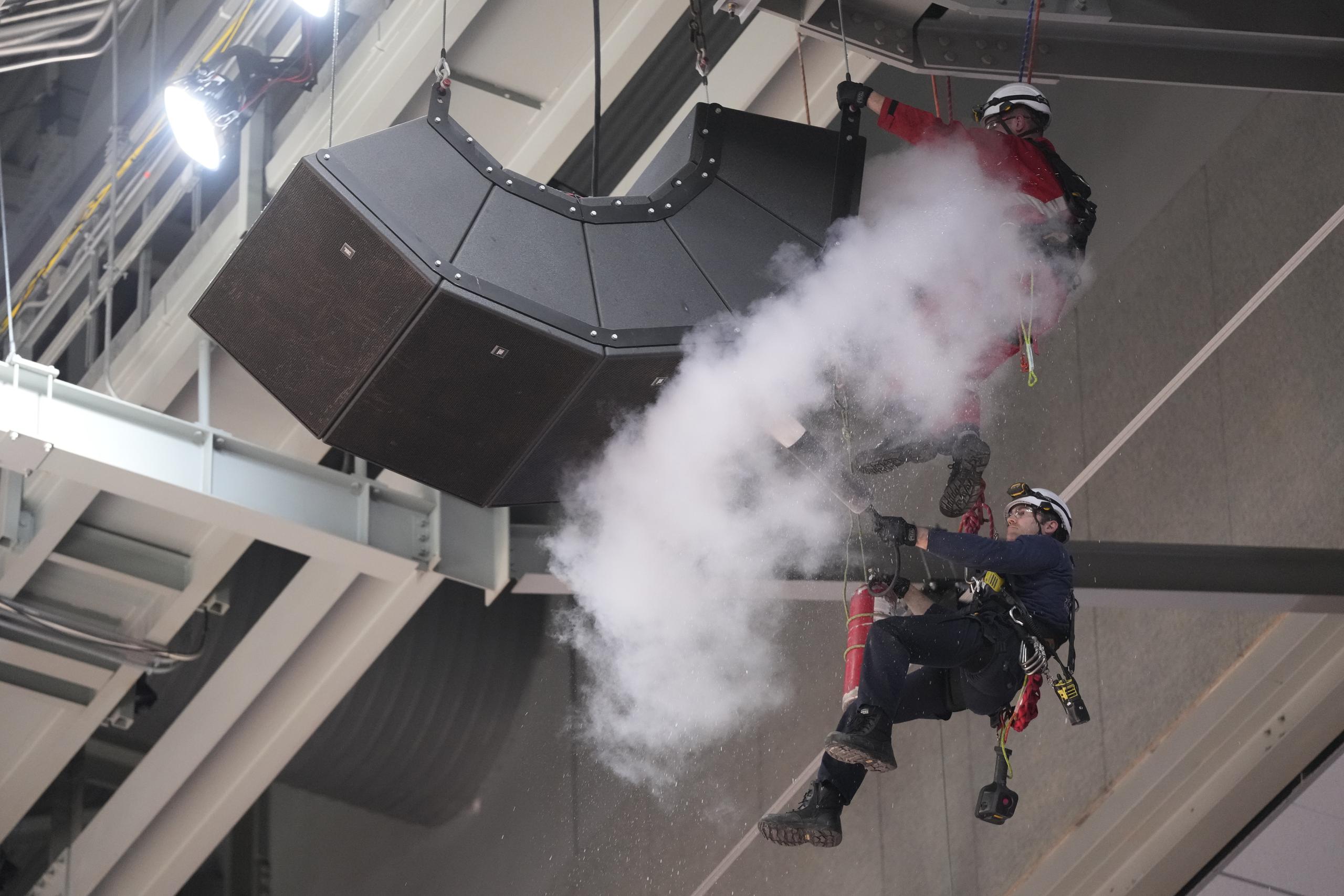 Bomberos utilizan un extintor en un área del techo del hogar de los Raptors de Toronto luego de que se evacuara el lugar en medio de un juego de la NBA el sábado.