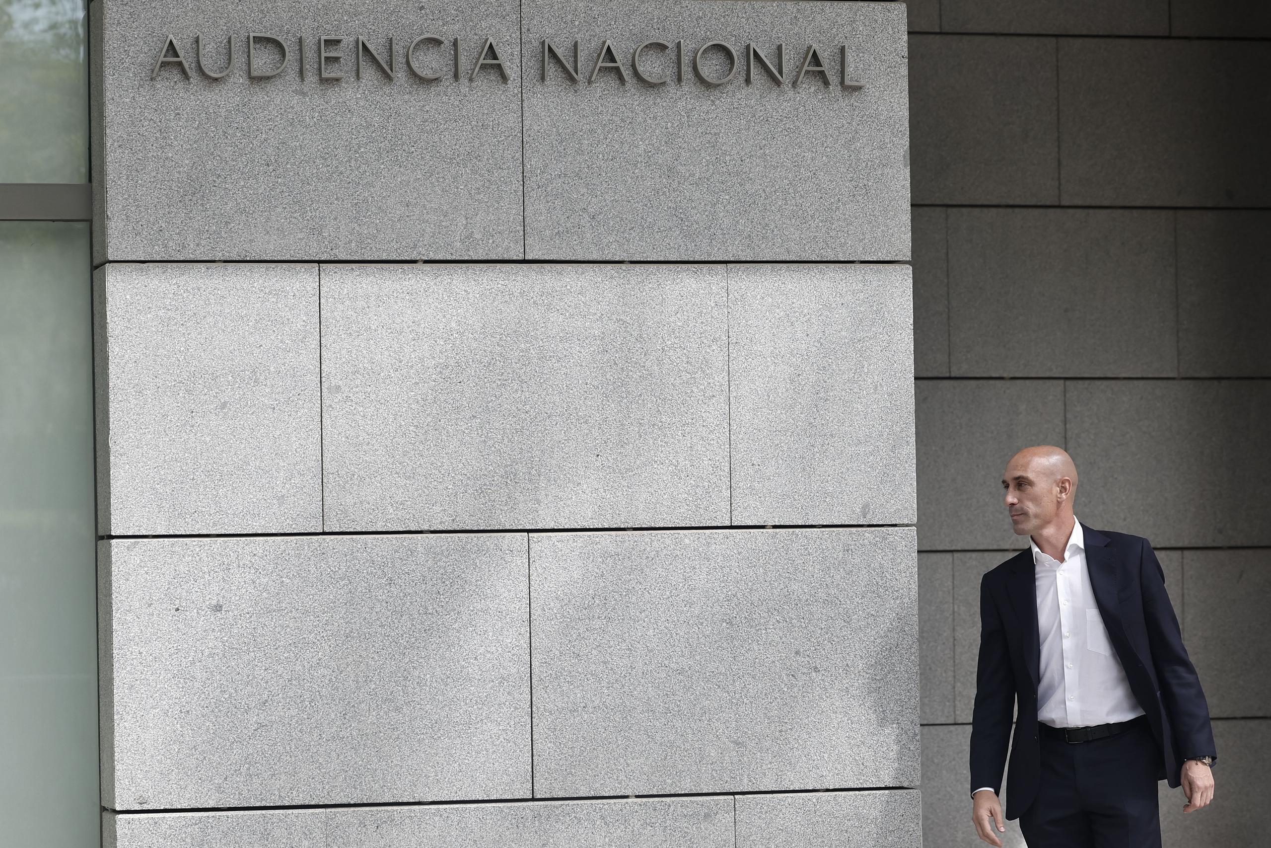 El expresidente de la Real Federación Española de Fútbol (RFEF) Luis Rubiales, tras declarar este viernes. (EFE/ Sergio Pérez)