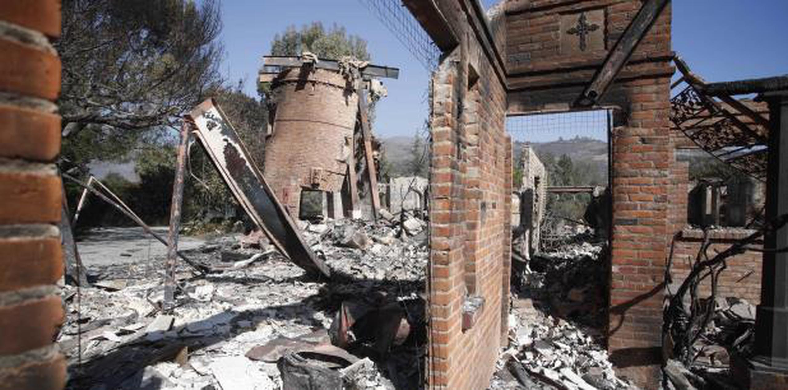 La casa del artista alemán Thomas Gottschalk luego de ser devastada por el incendio forestal Woosley en Malibú, California. (EFE / Mike Nelson)