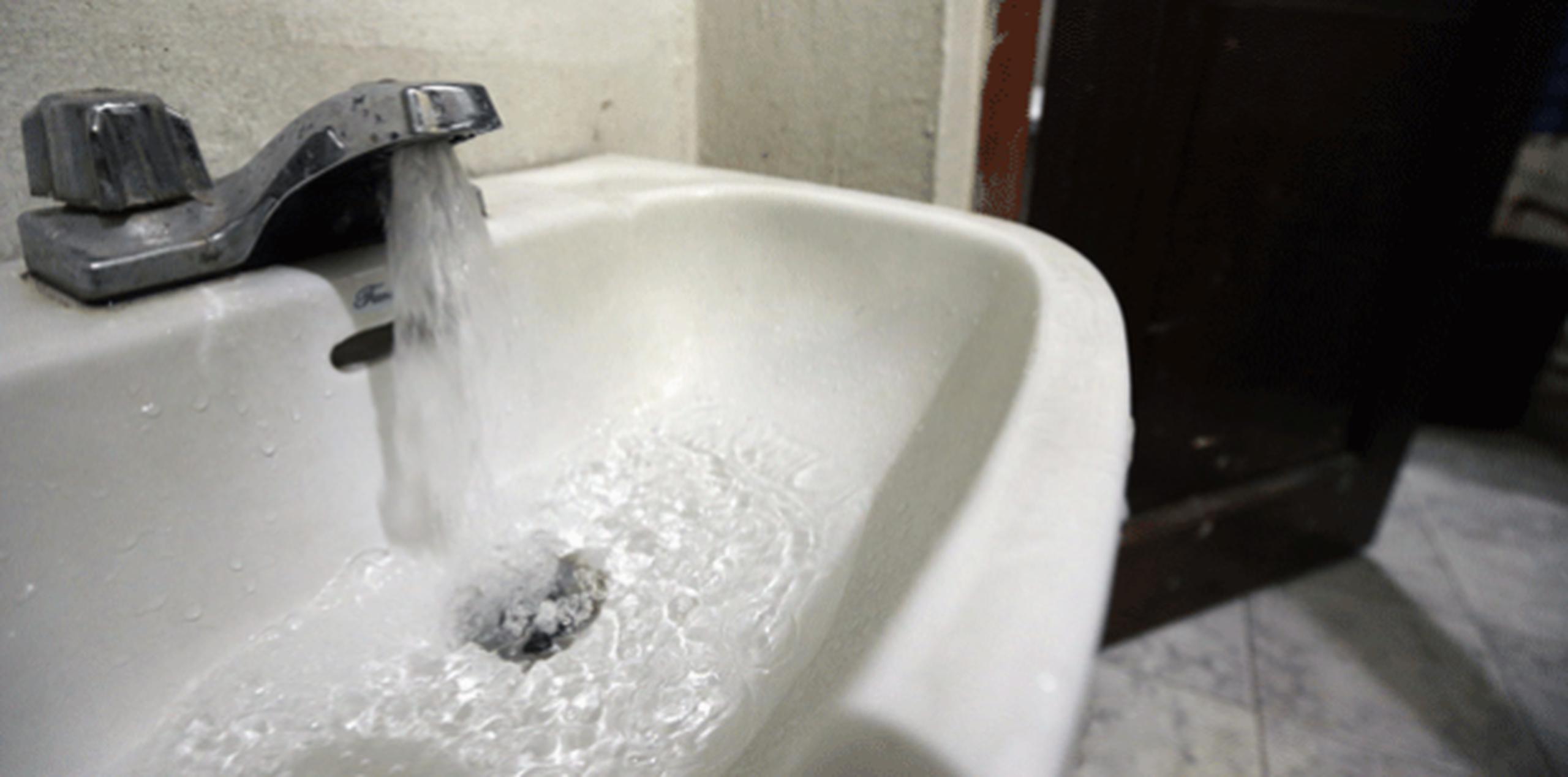 Durante los primeros días que llegue el agua a tu casa, debes hervirla durante tres minutos y/o echarle entre 8 a 9 gotas de cloro por galón. (Archivo)
