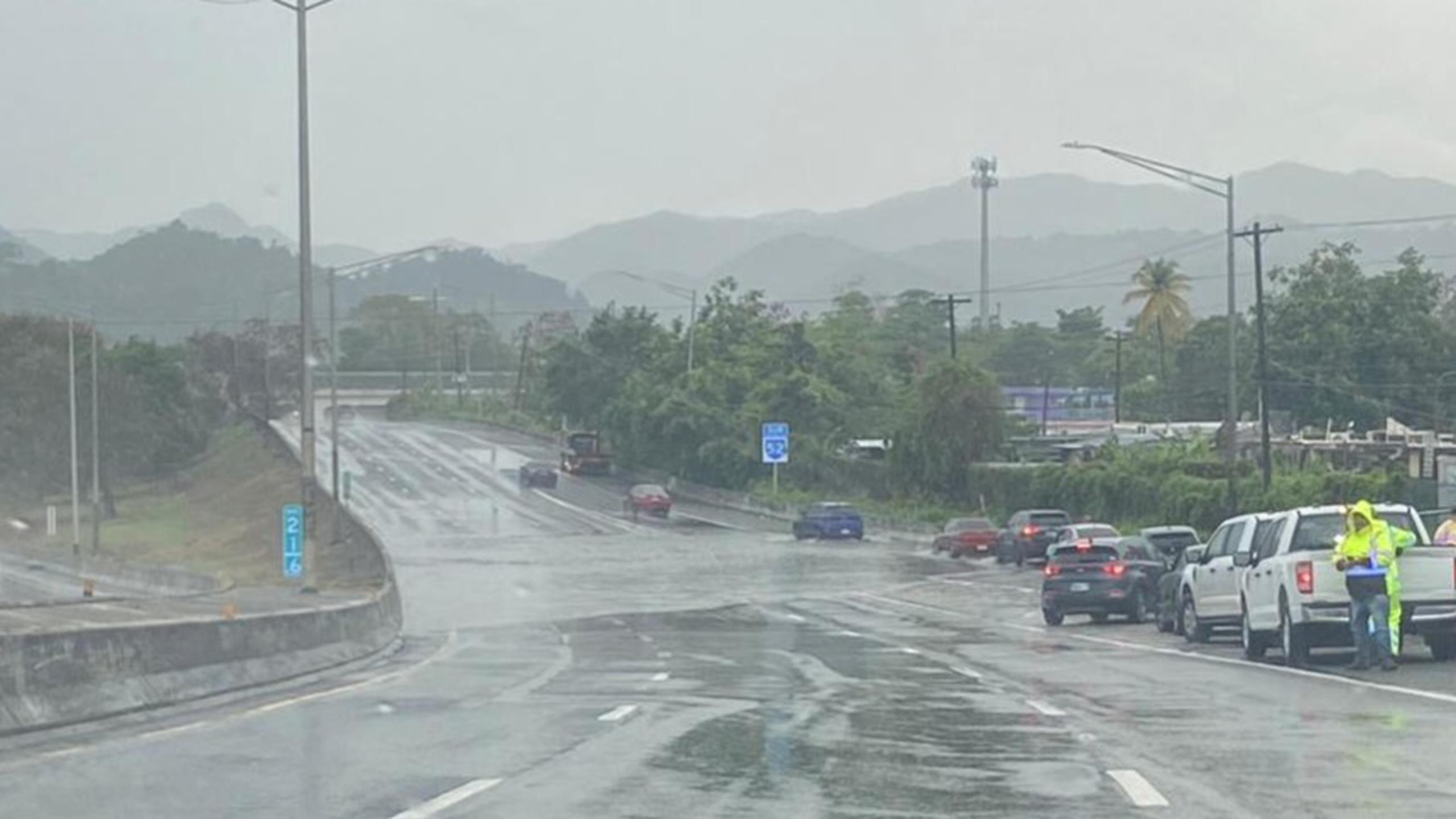 Foto de archivo de una inundación entre el kilómetro 21.6 y 21.8 de la autopista PR-52, en dirección de Caguas hacia Cayey.