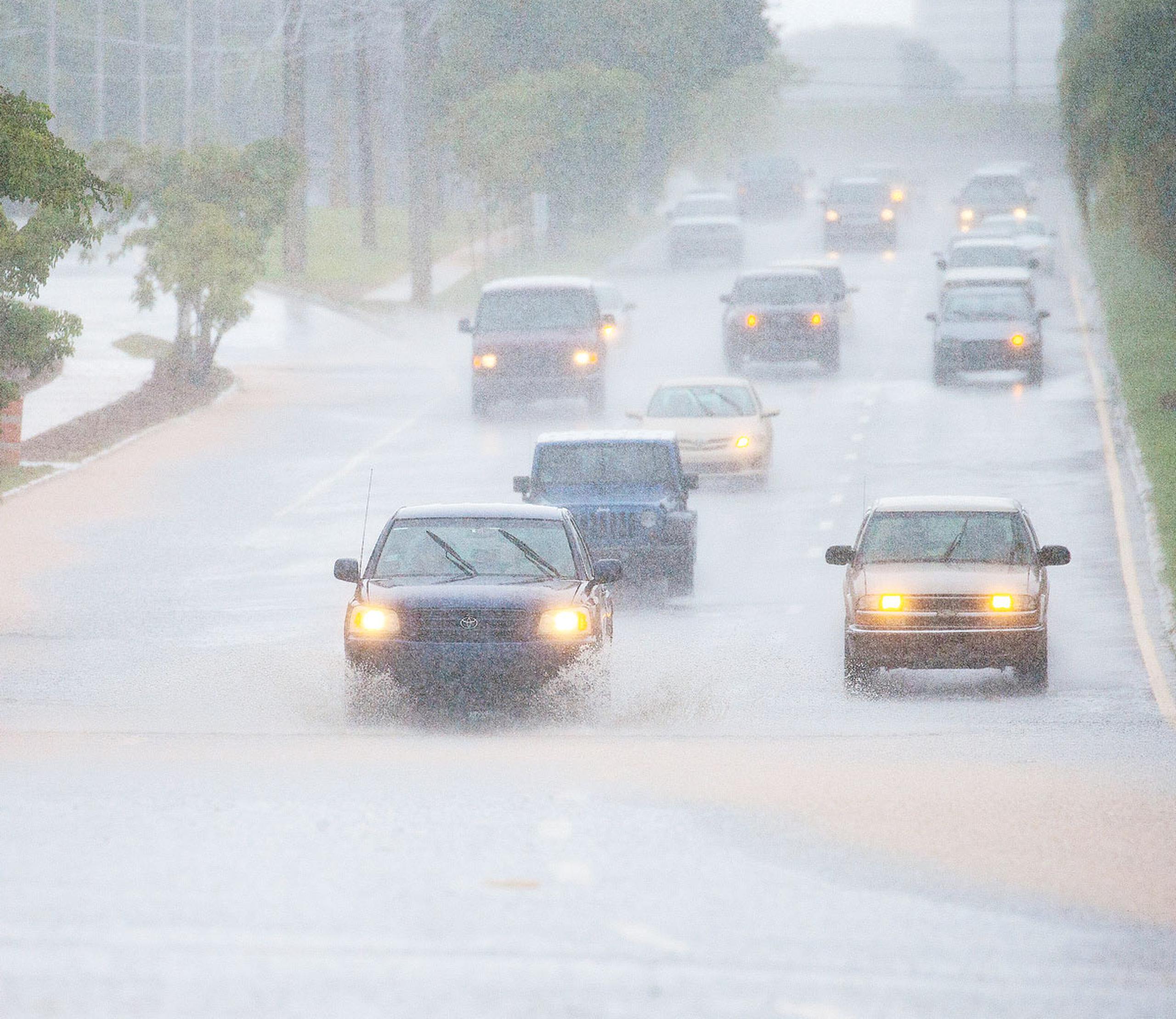 Conductores transitan por una zona lluviosa.