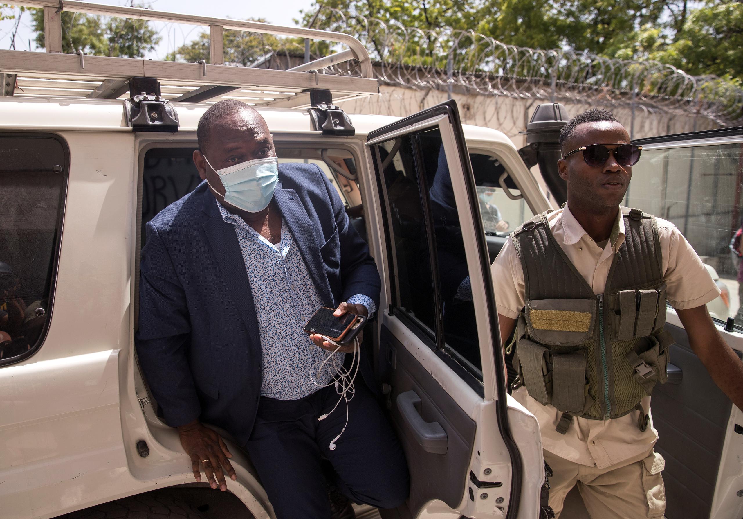 El fiscal Bed-Ford Claude, que lleva el caso de magnicidio del presidente haitiano, llega al Tribunal de Primera Instancia donde están convocados a declarar los responsables de la seguridad presidencial por su supuesta vinculación con el asesinato de Jovenel Moise, en Puerto Príncipe.