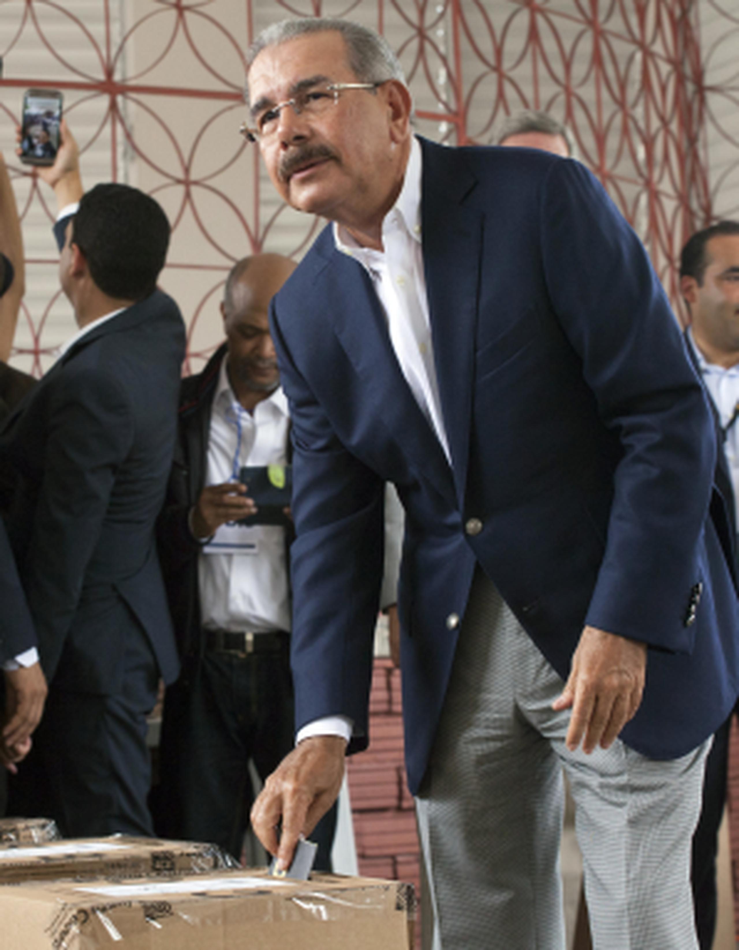 El presidente dominicano Danilo Medina encabeza por amplio margen las elecciones luego de conocerse los primeros resultados parciales. (AP/Tatiana Fernandez)
