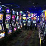 Arrestan hombre por manipular máquina de casino y apropiarse de $18,000