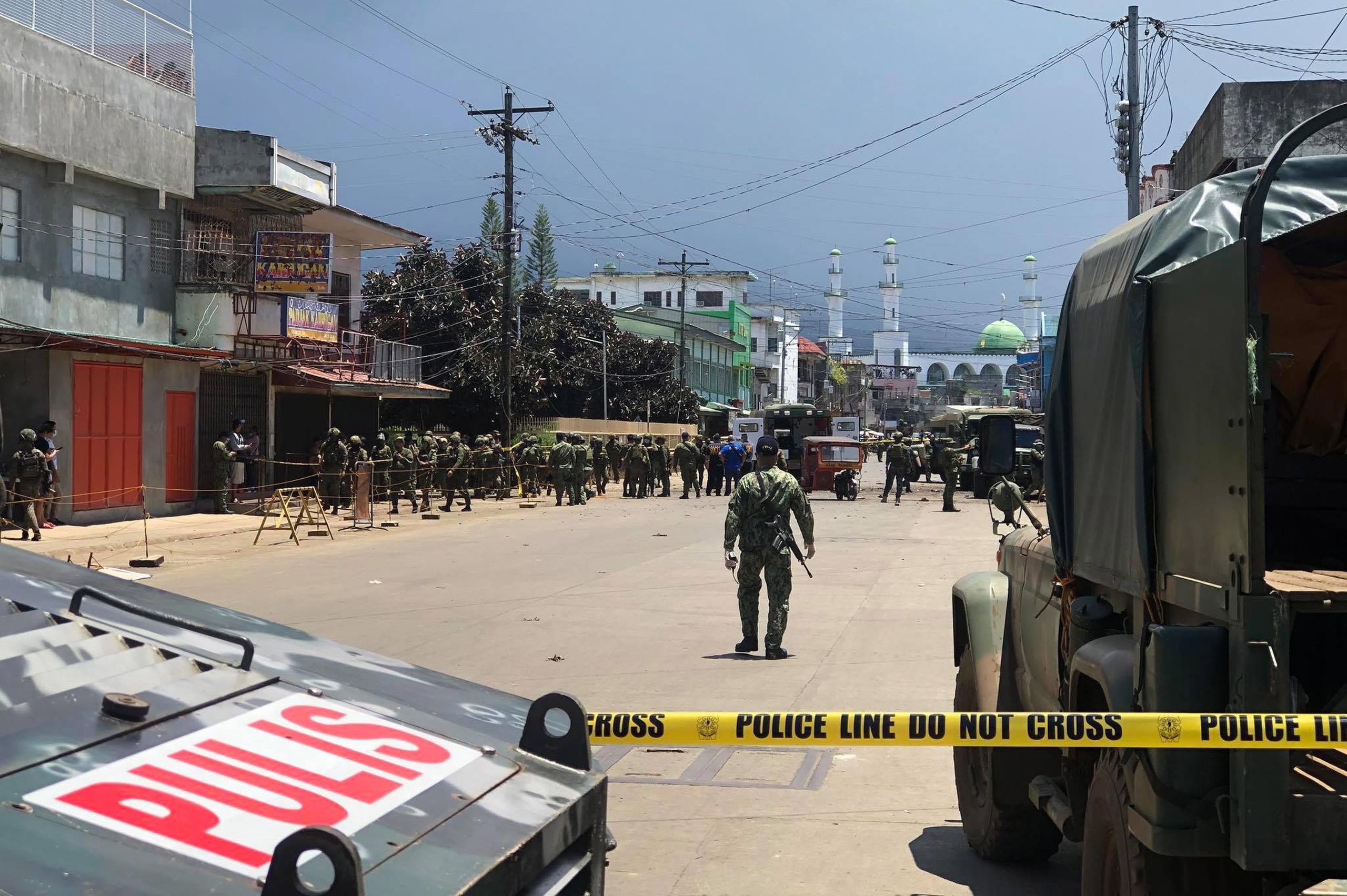 La primera explosión tuvo lugar en una céntrica plaza de Jolo, al estallar una motocicleta situada cerca de donde un camión del ejército repartía alimentos.
