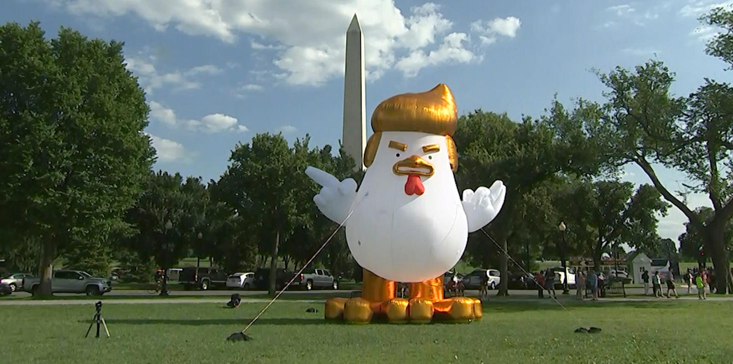 El globo gigante, con el inconfundible peinado del presidente de Estados Unidos, Donald Trump, captó la atención de turistas y cámaras de televisión. (AP)