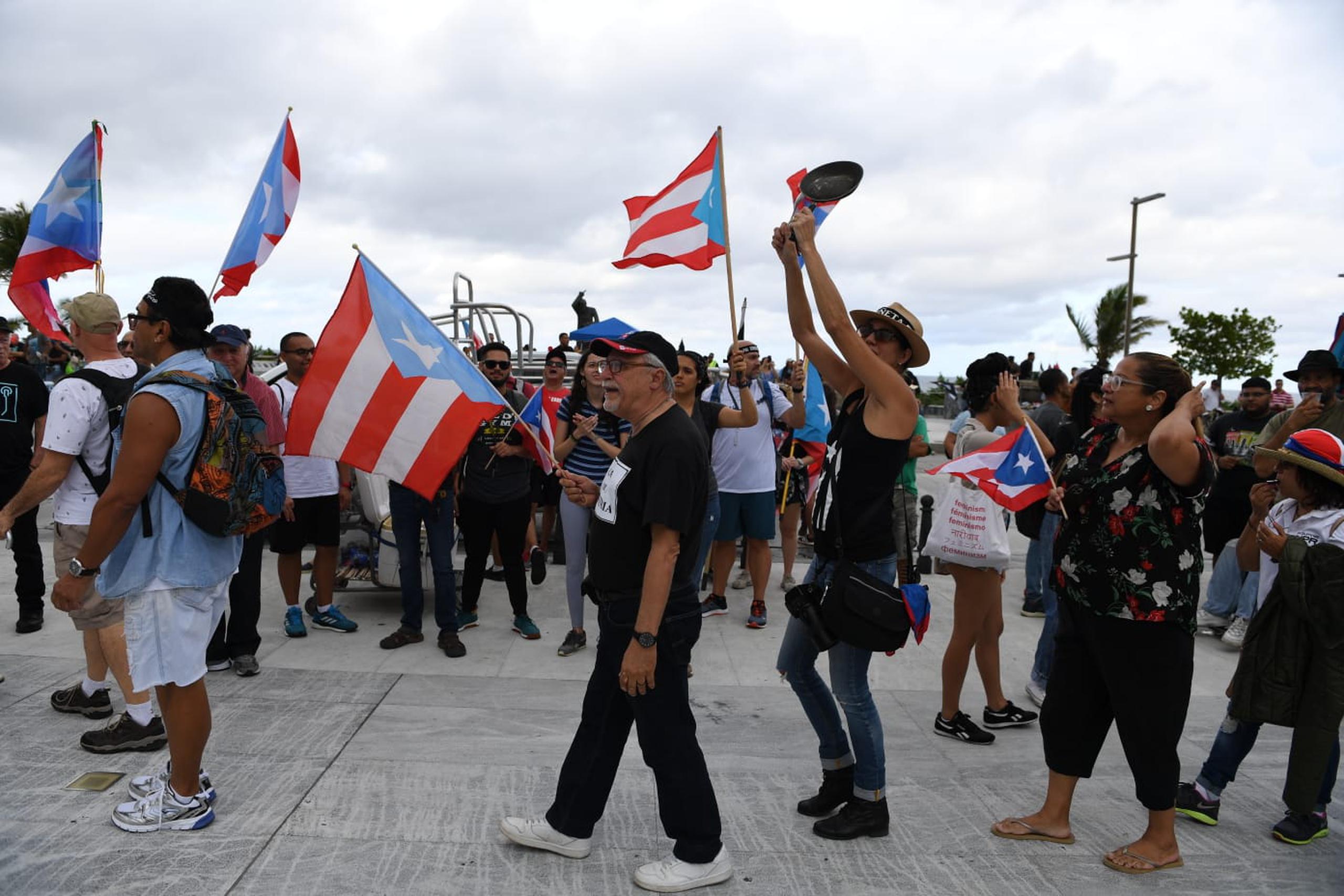 Llegan al Capitolio a protestar contra el gobierno luego del escándalo de los suministros encontrados en almacén de Ponce.
