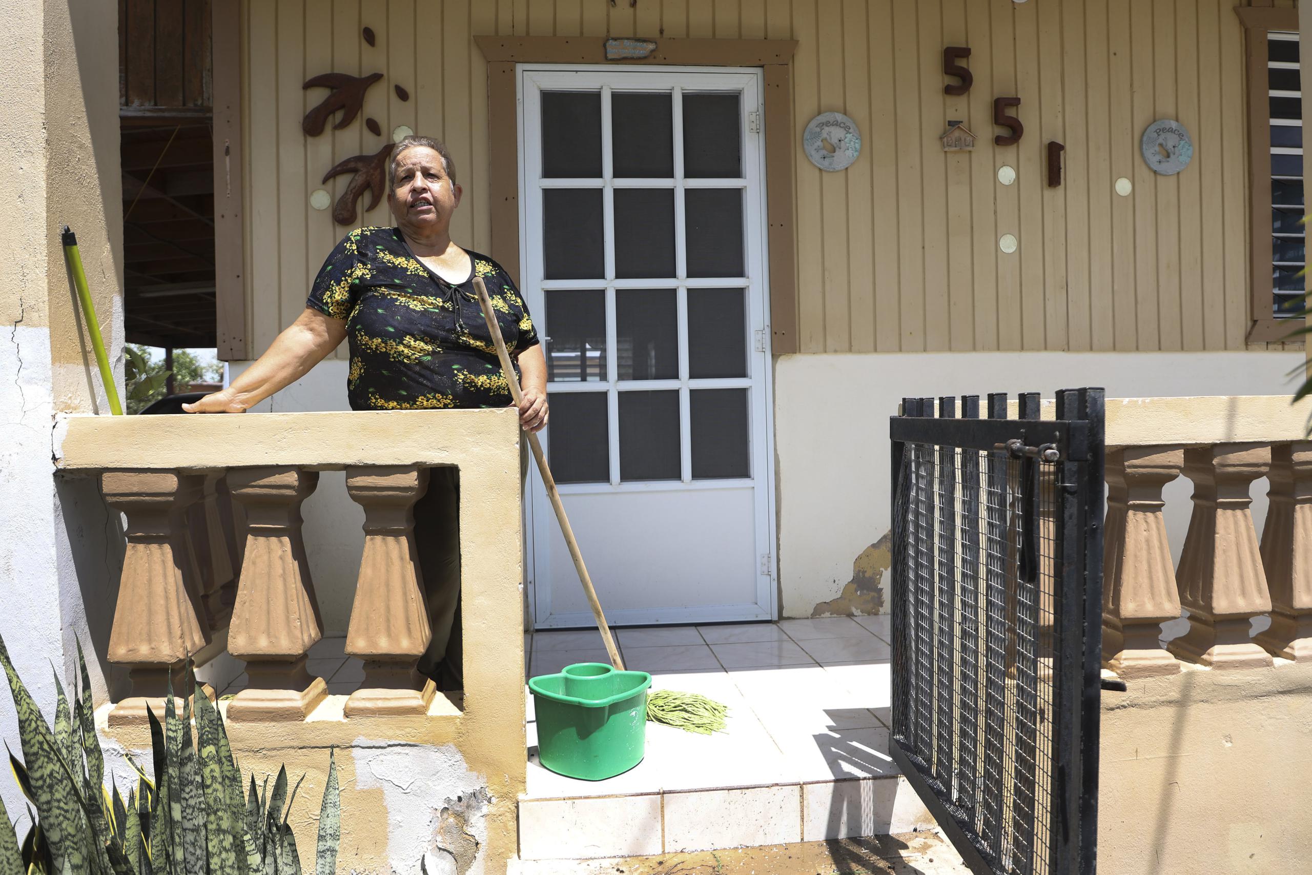 Gladys Arzola limpia su casa luego del huracán.