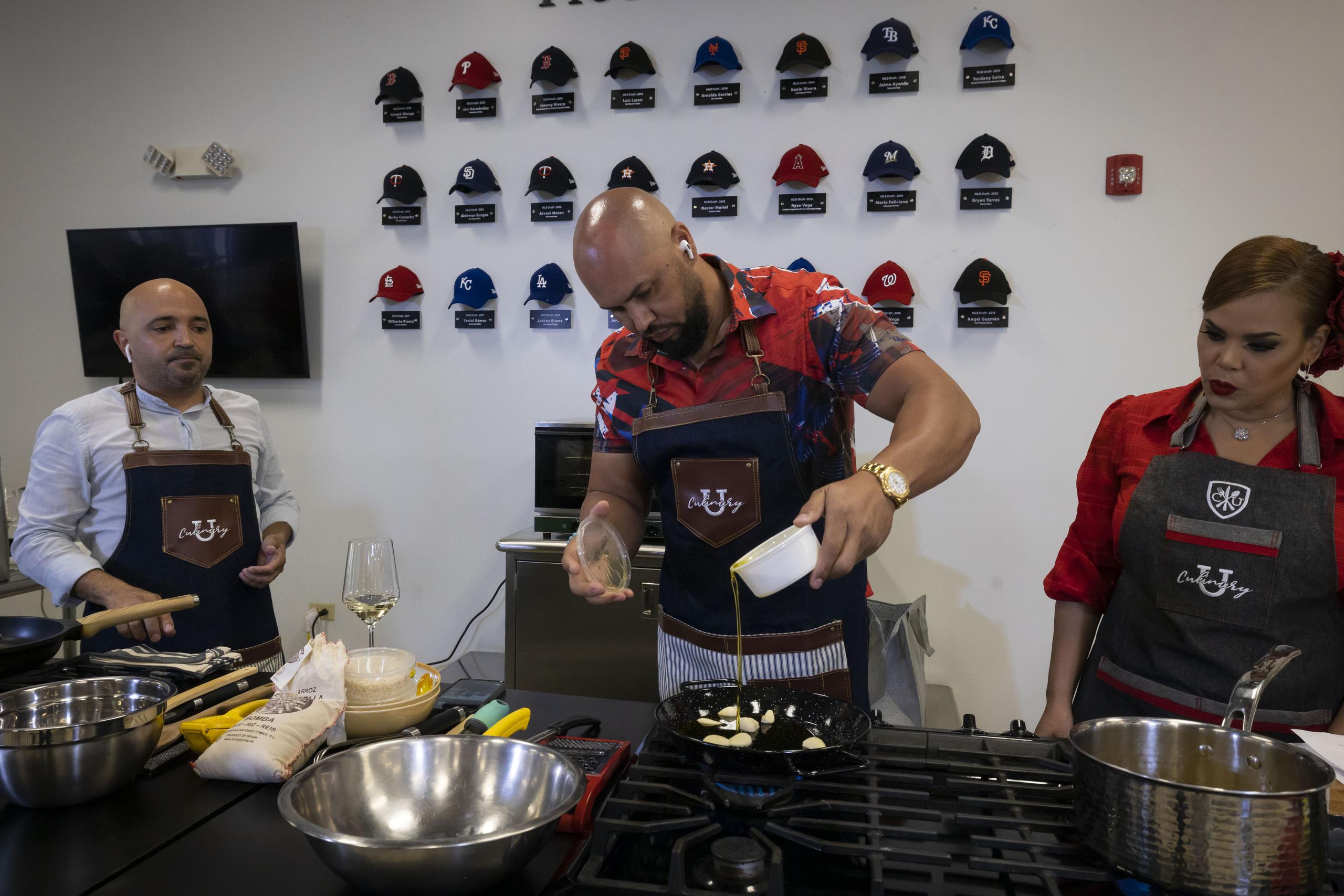Carlos Beltrán le somete a la cocina para levantar fondos de becas para estudiantes-atletas de su academia de béisbol, la Carlos Beltrán Baseball Academy.