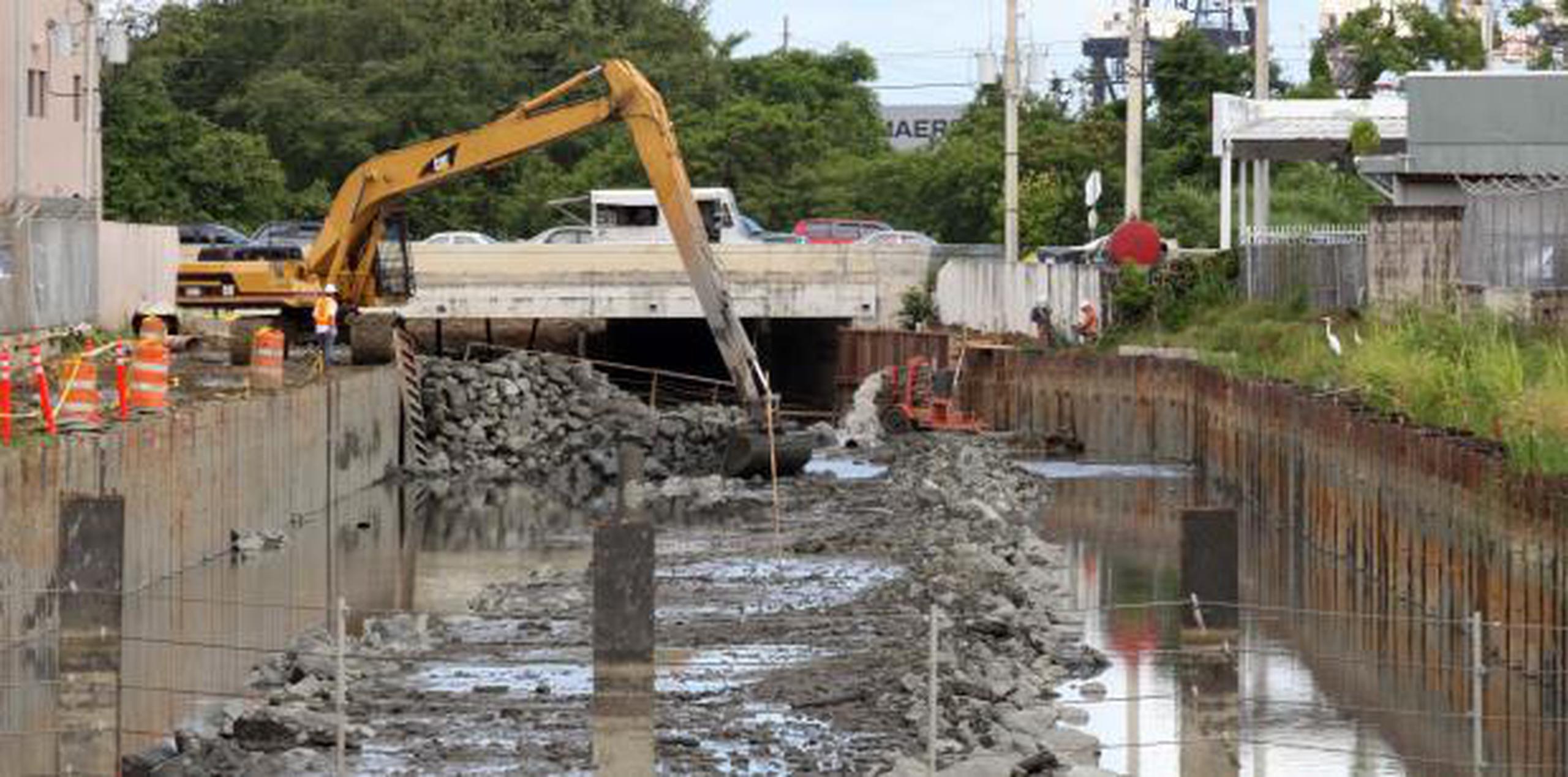 Para canalizar el Río Puerto Nuevo, algo que lleva años sin terminar, se asignaron  $1,552,453,000. (Archivo)