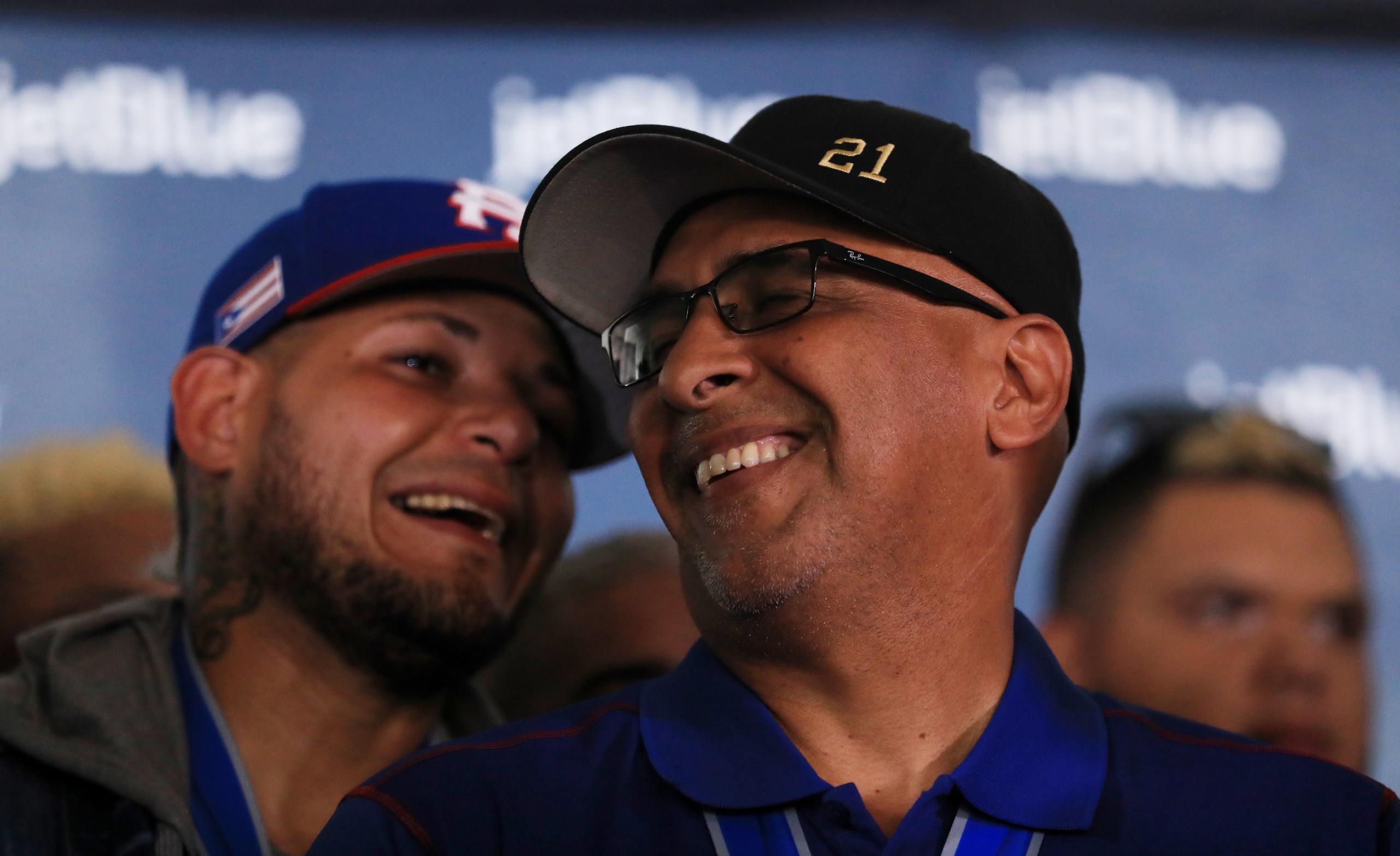 Yadier Molina y Edwin Rodríguez comparten en esta foto durante la celebración del subcampeonato del 2017 realizada en Puerto Rico a los días del cierre del Clásico Mundial de Béisbol.