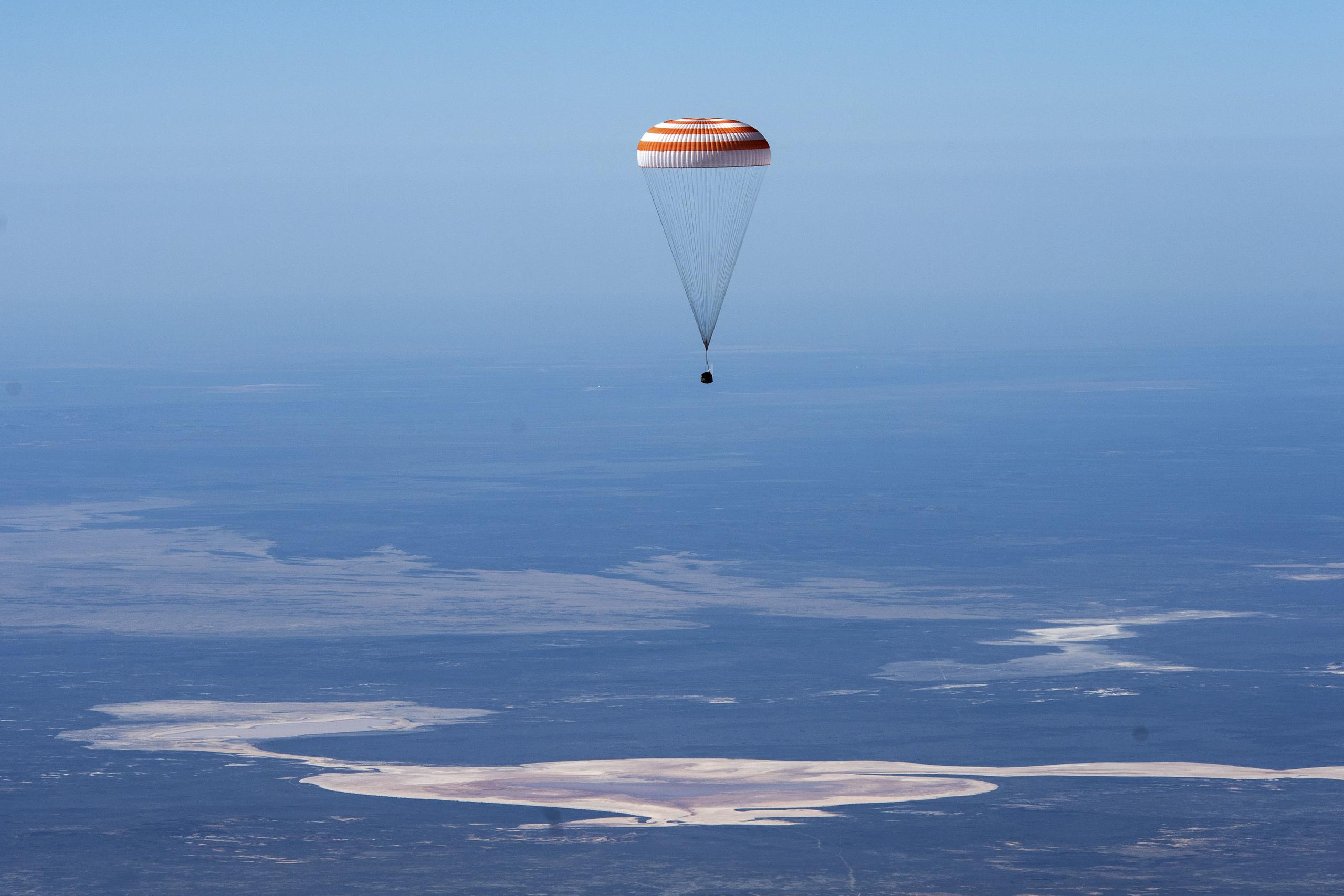 La cápsula soyuz en la que viajaban los astronautas aterrizó bajo un paracaídas a unas 93 millas al sureste de Dzhezkazgan, en el centro de Kazajistán.