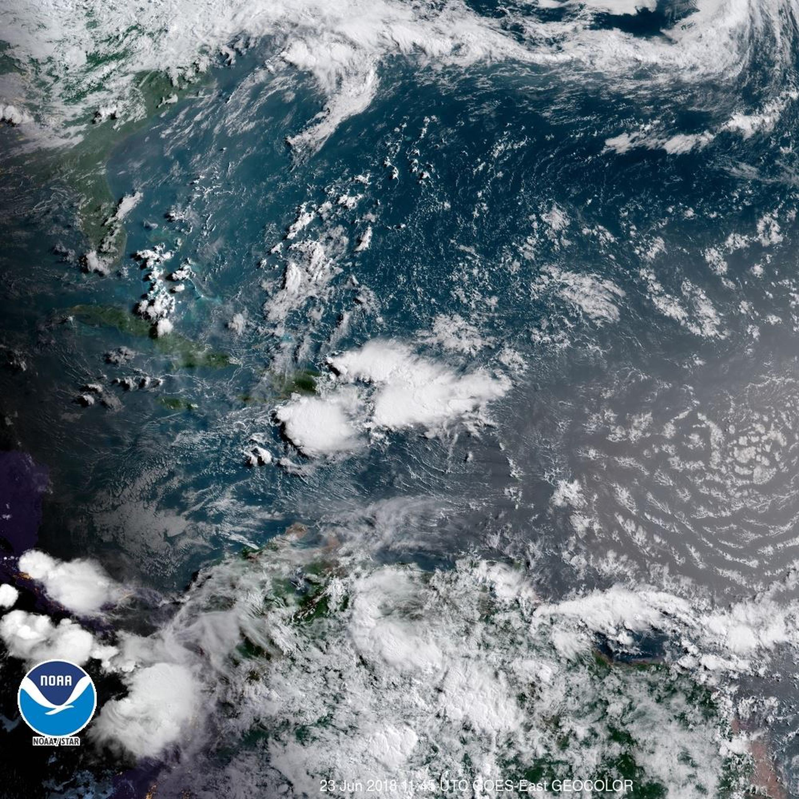 La onda tropical está ubicada al sur, mientras que la vaguada se encuentra al noroeste. (NOAA)
