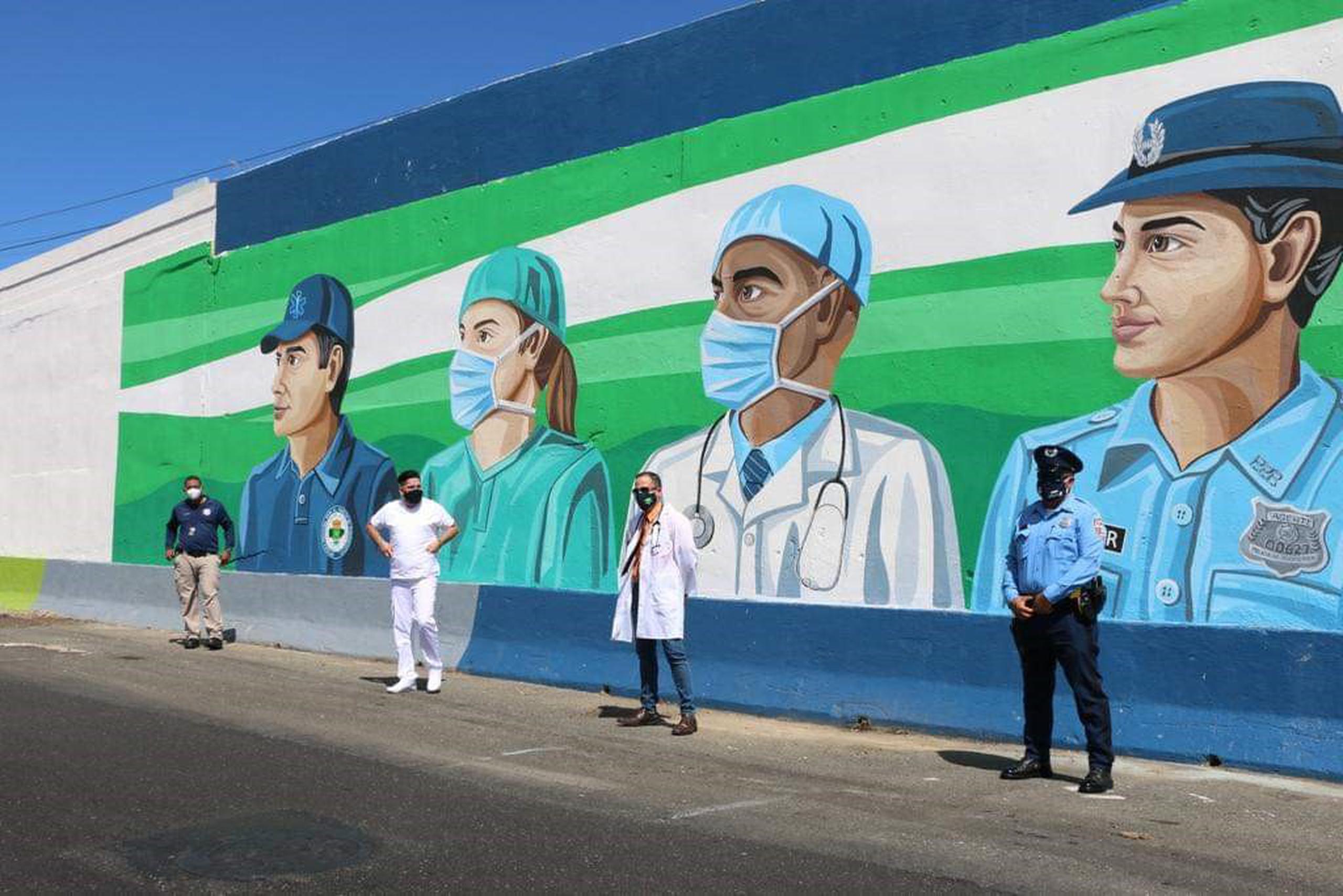 Camuy rinde homenaje a los trabajadore héroes de la pandemia con el mural que realizó el artista Luis Galarza.