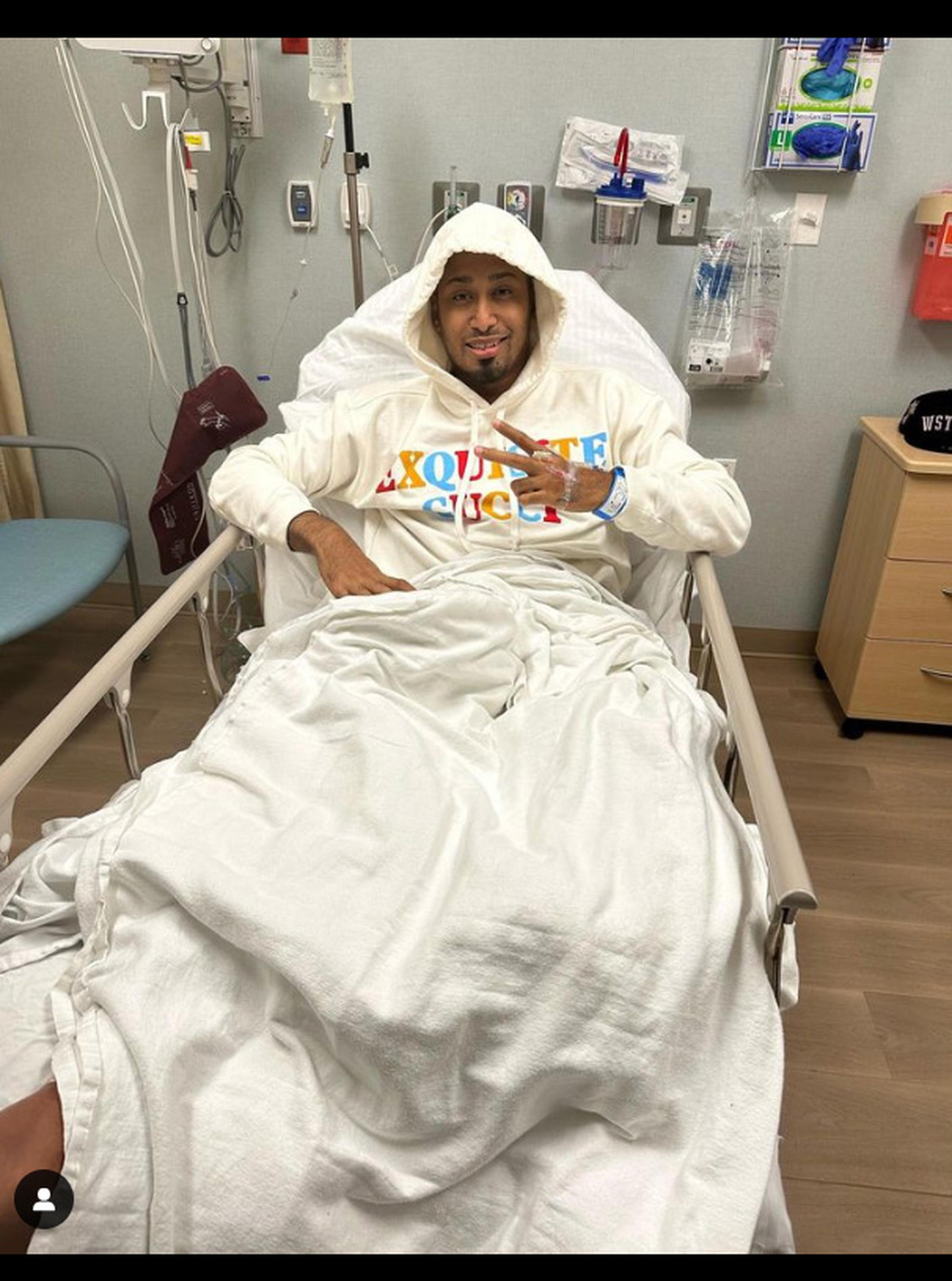 La esposa del pelotero compartió en sus redes sociales una foto de este en el hospital.